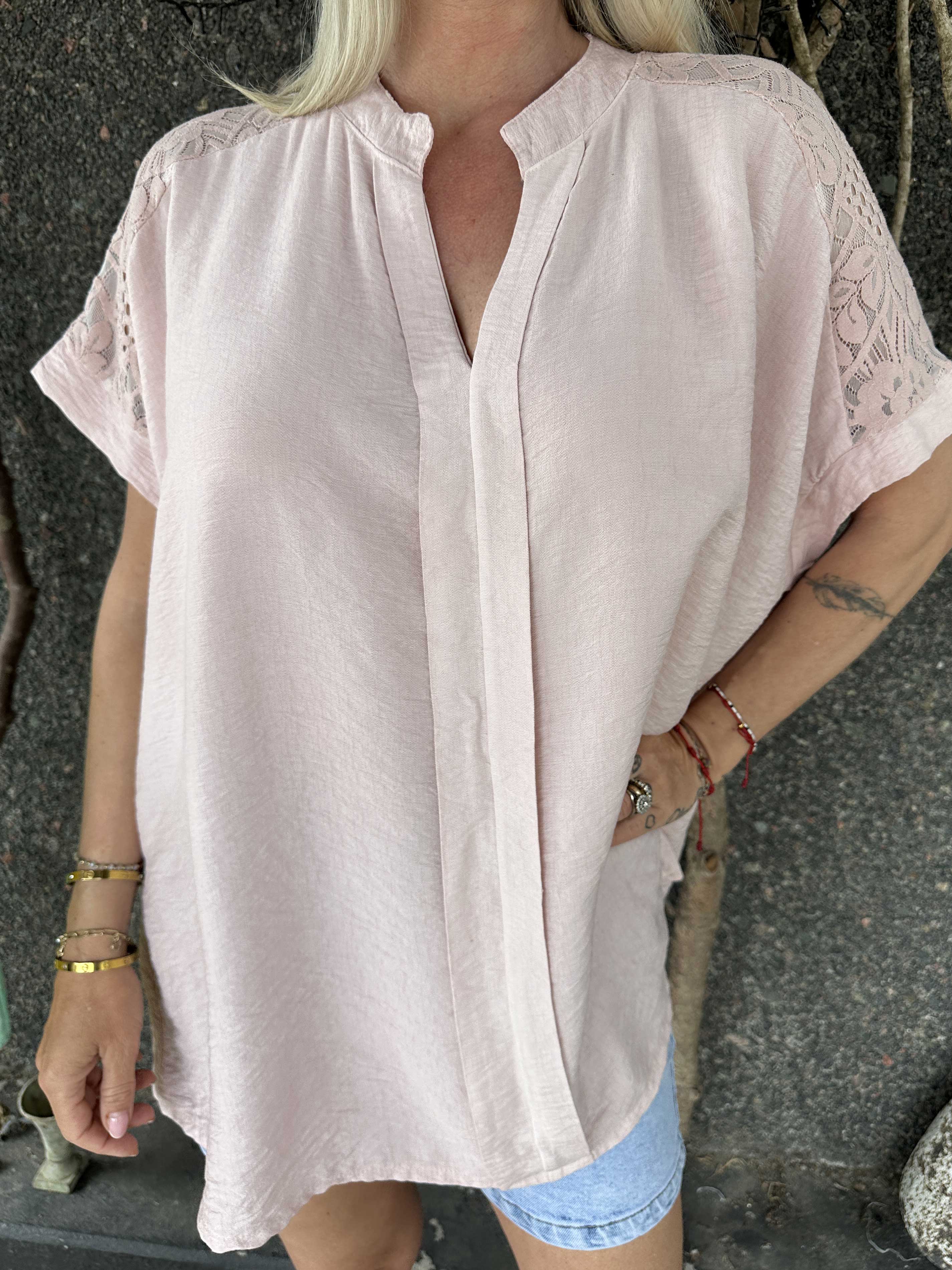 Galene - Söt tunika i viskos med spetsdetaljer