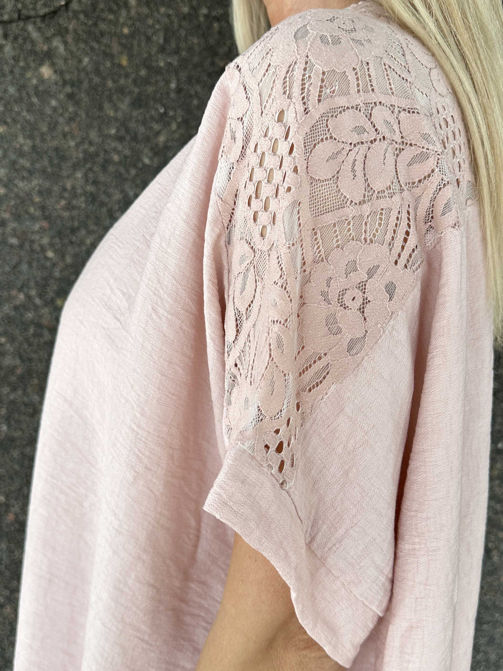 Galene - Söt tunika i viskos med spetsdetaljer