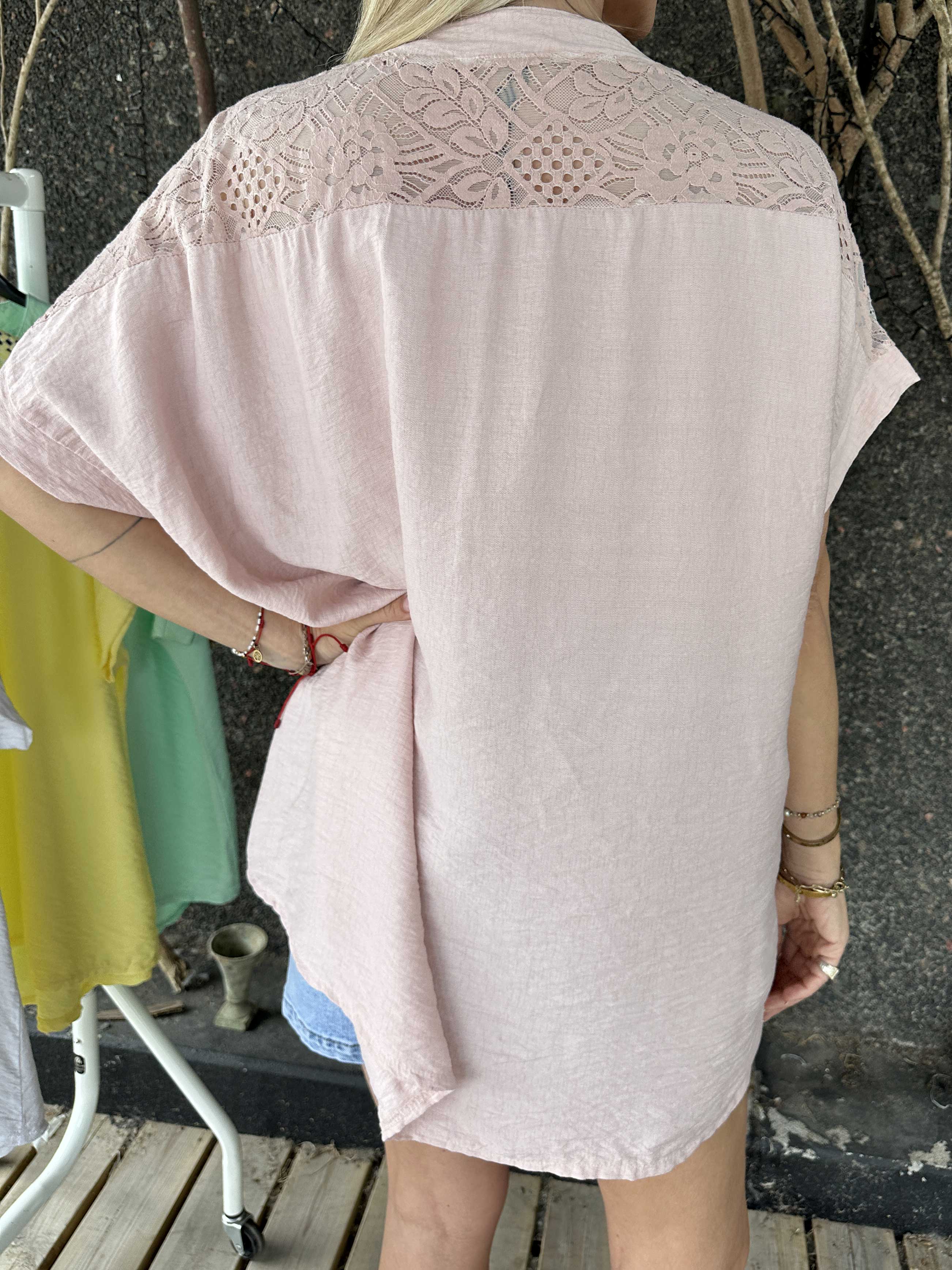 Galene - Söt tunika i viskos med spetsdetaljer