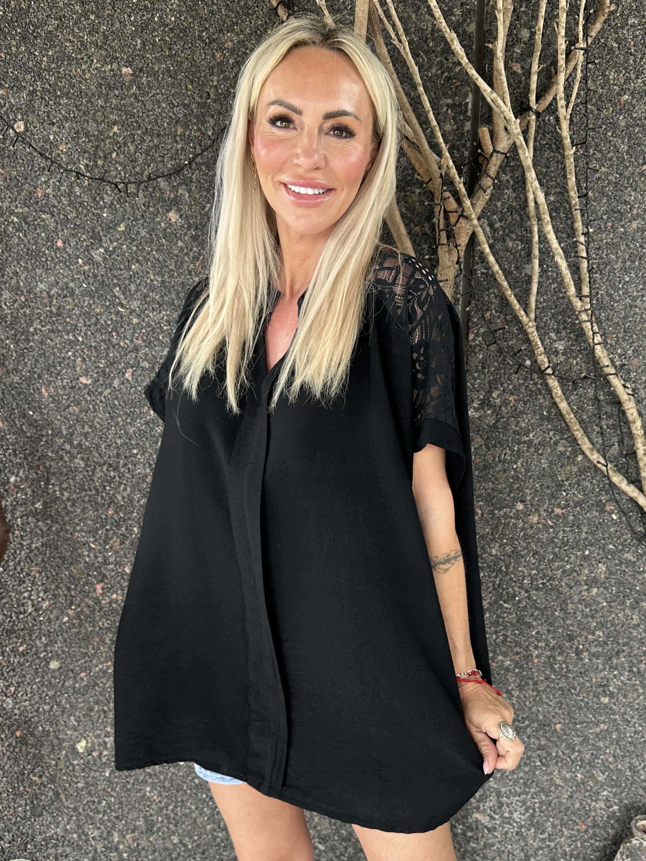 Galene - Söt tunika i viskos med spetsdetaljer