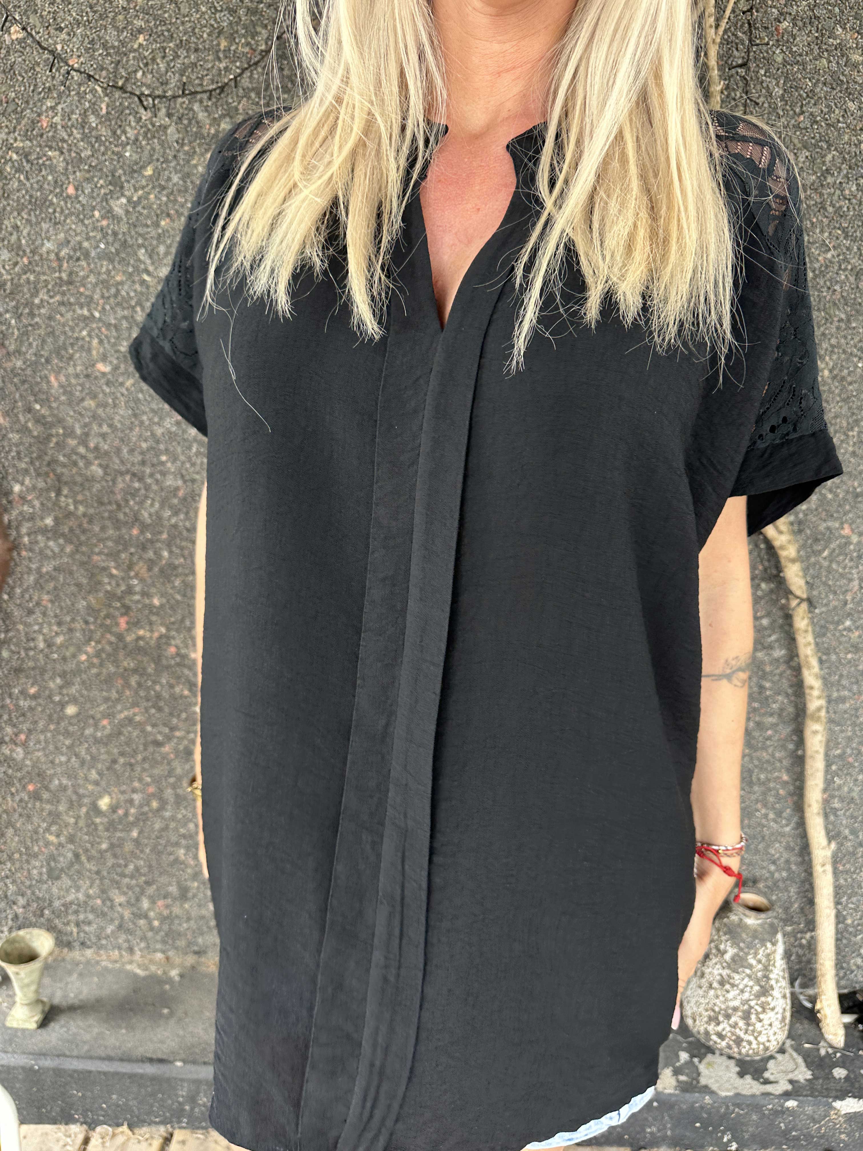 Galene - Söt tunika i viskos med spetsdetaljer