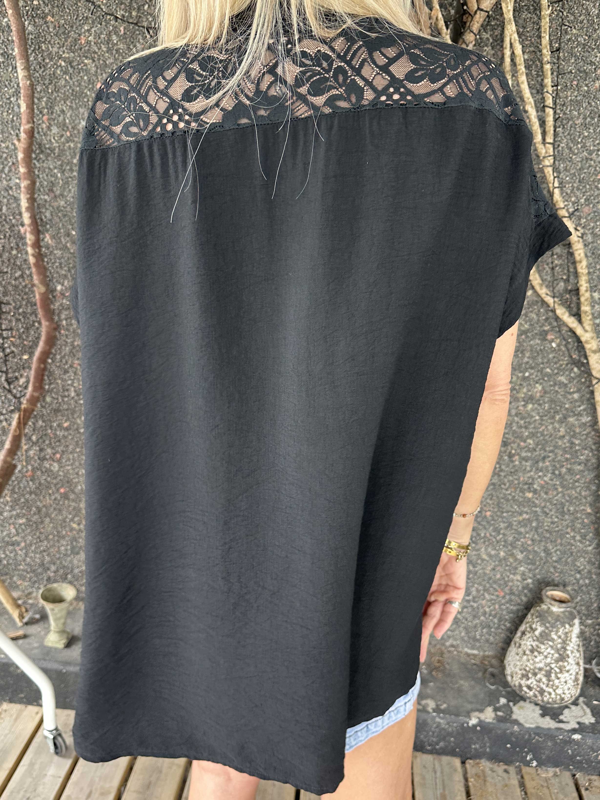 Galene - Söt tunika i viskos med spetsdetaljer