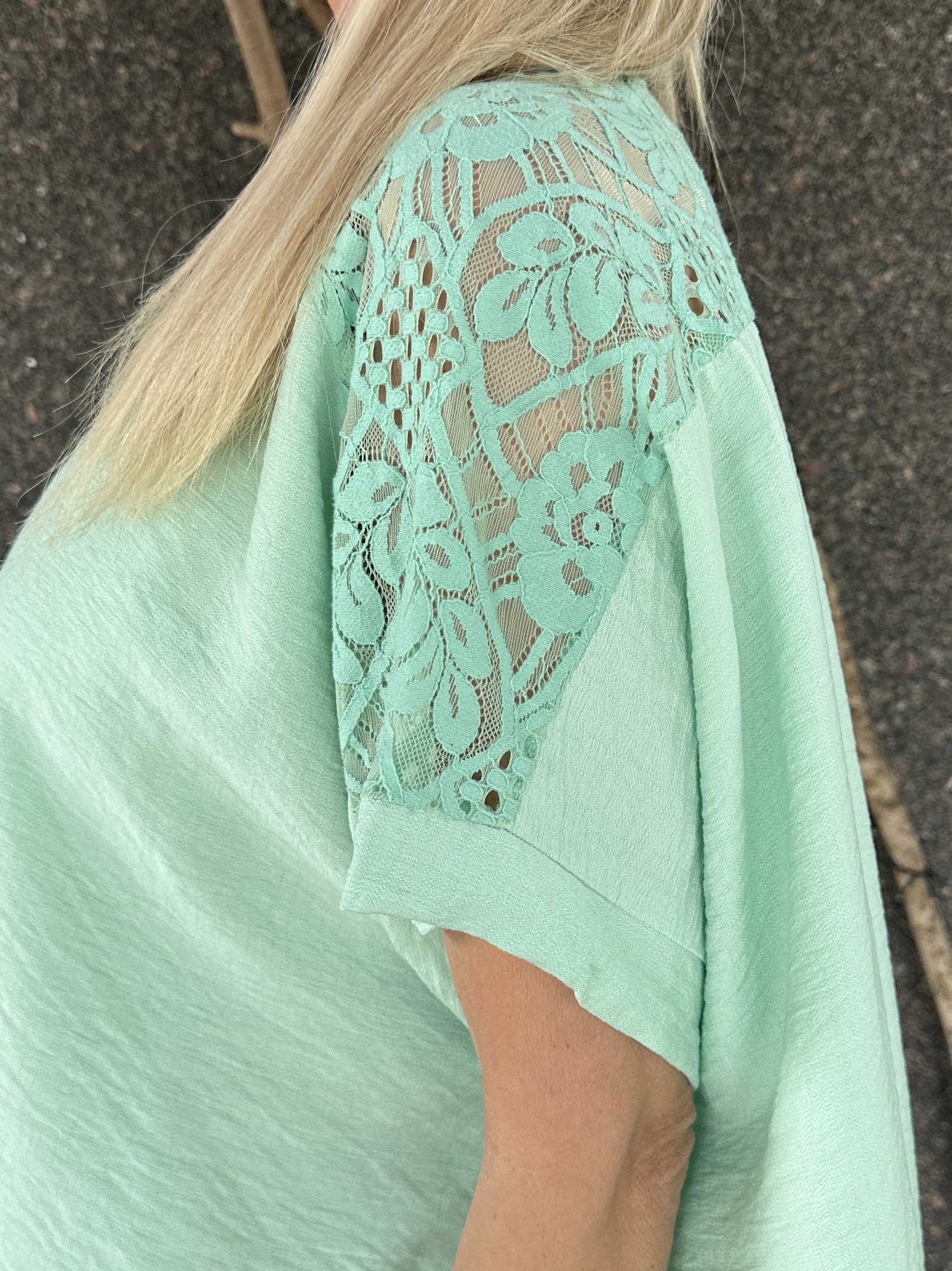 Galene - Söt tunika i viskos med spetsdetaljer