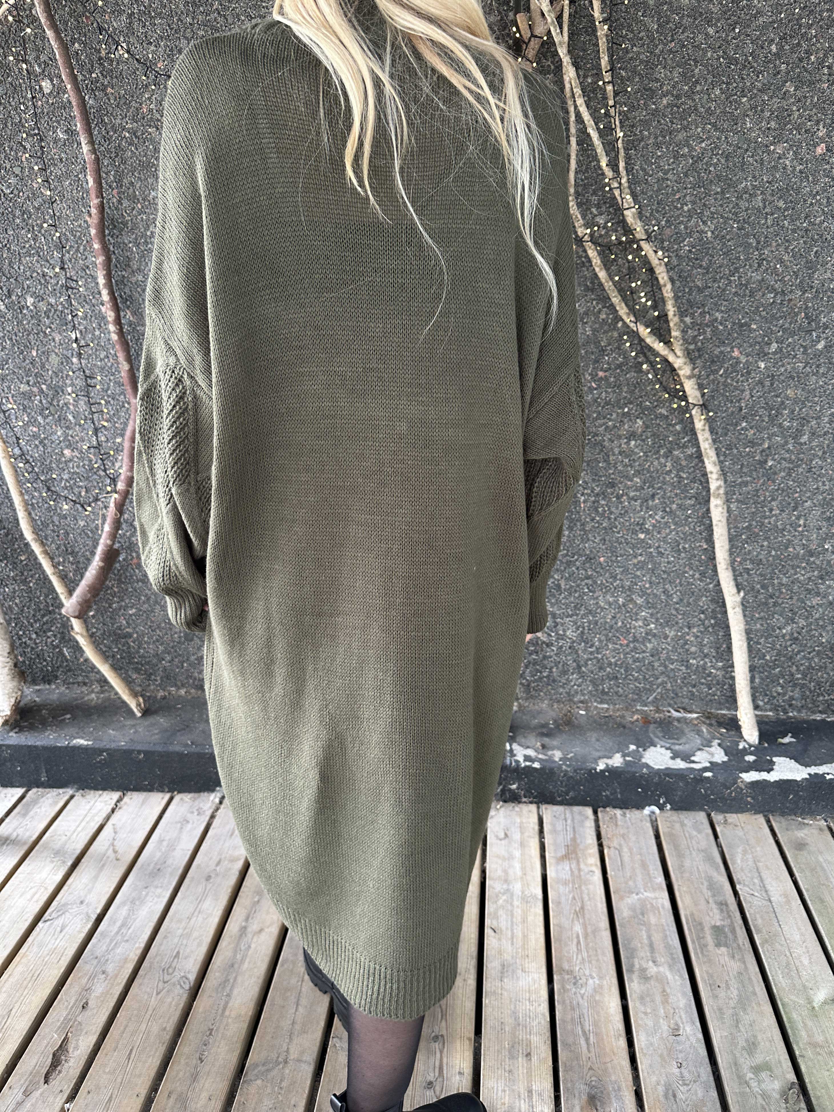 Garaldine - Klänning med stickat mönster och turtleneck