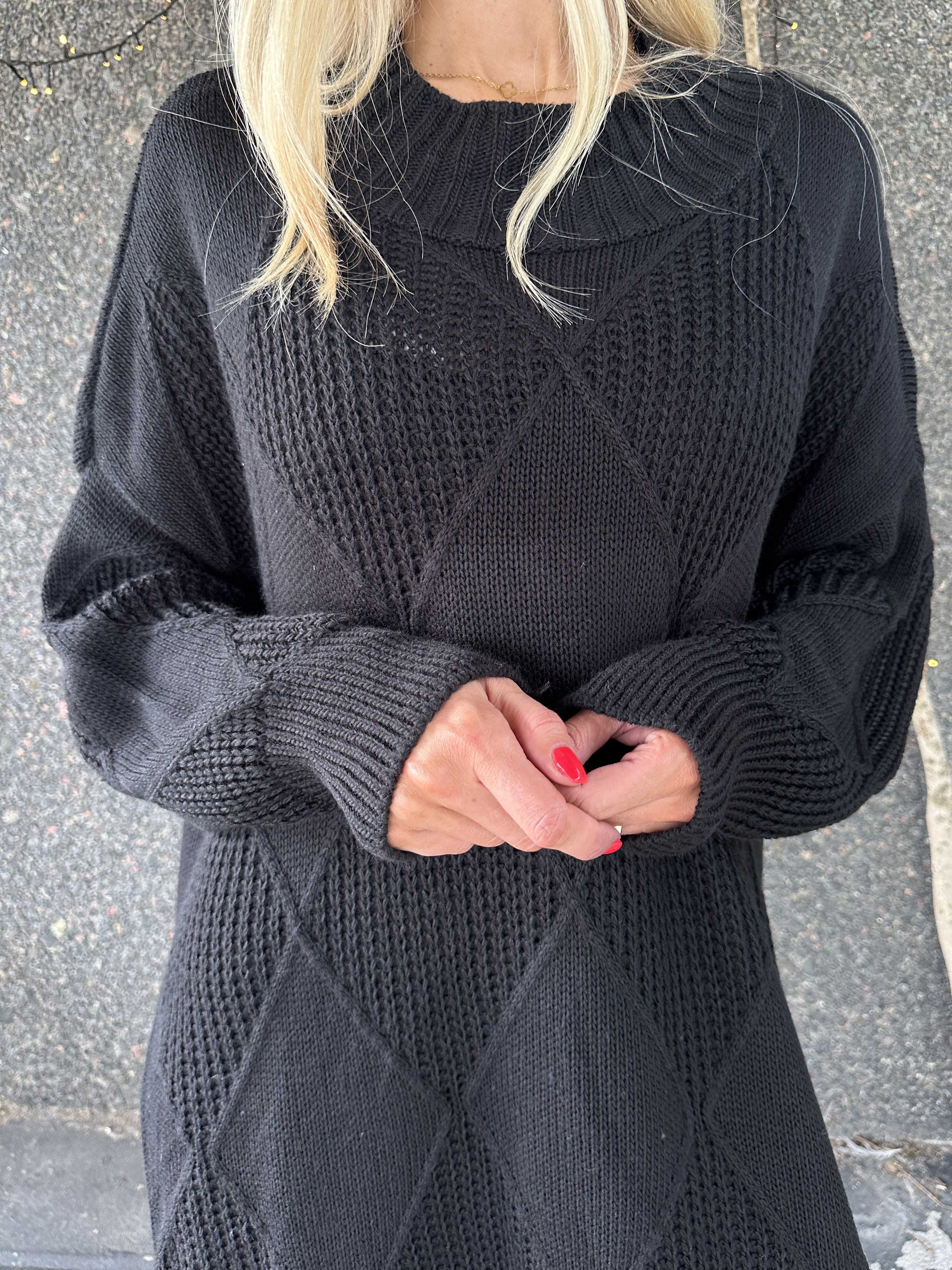 Garaldine - Klänning med stickat mönster och turtleneck