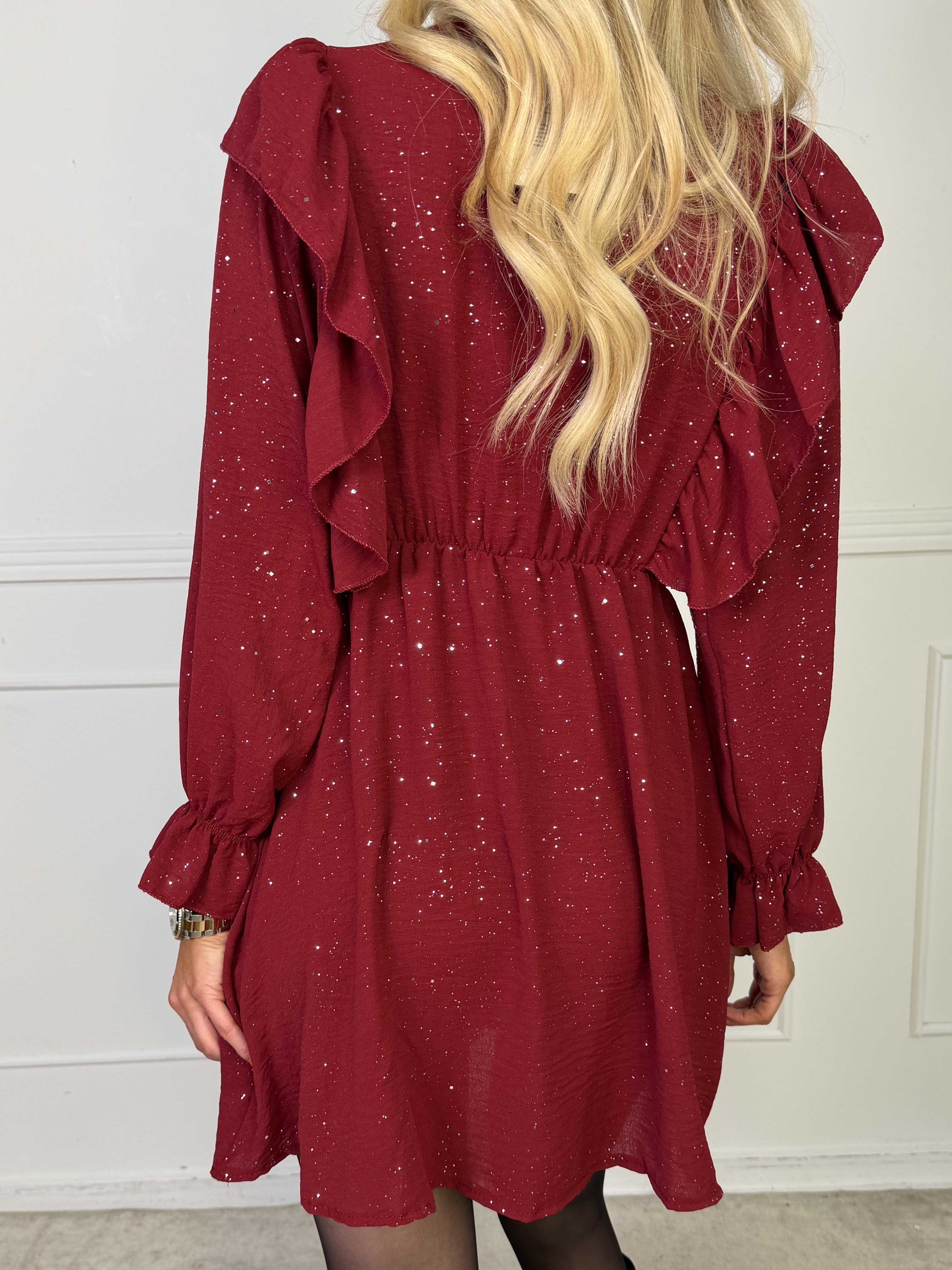 Gavy - Glittrende kjole med flæser