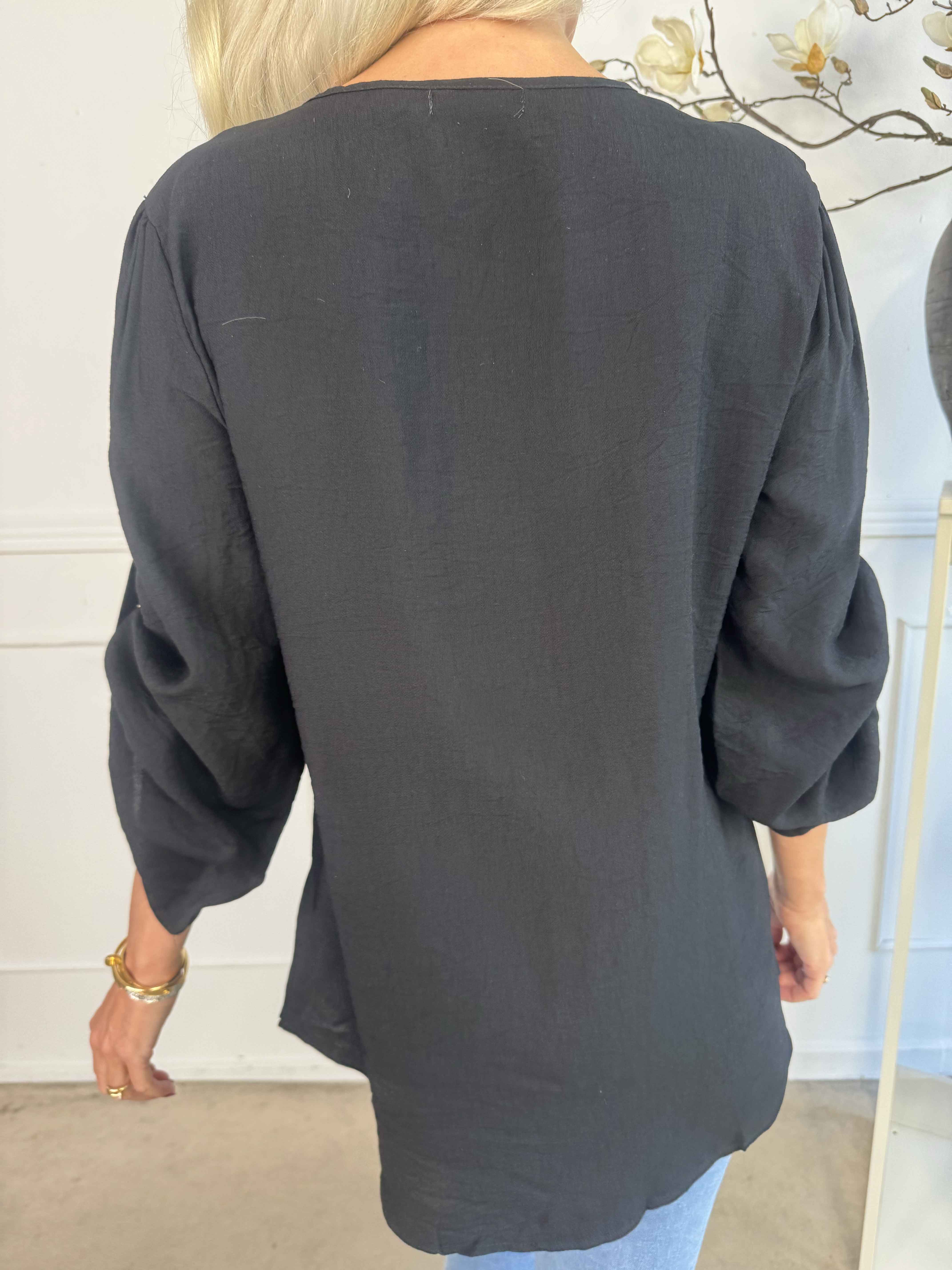 Gina - Bomullsblus med detaljerad v-ringning