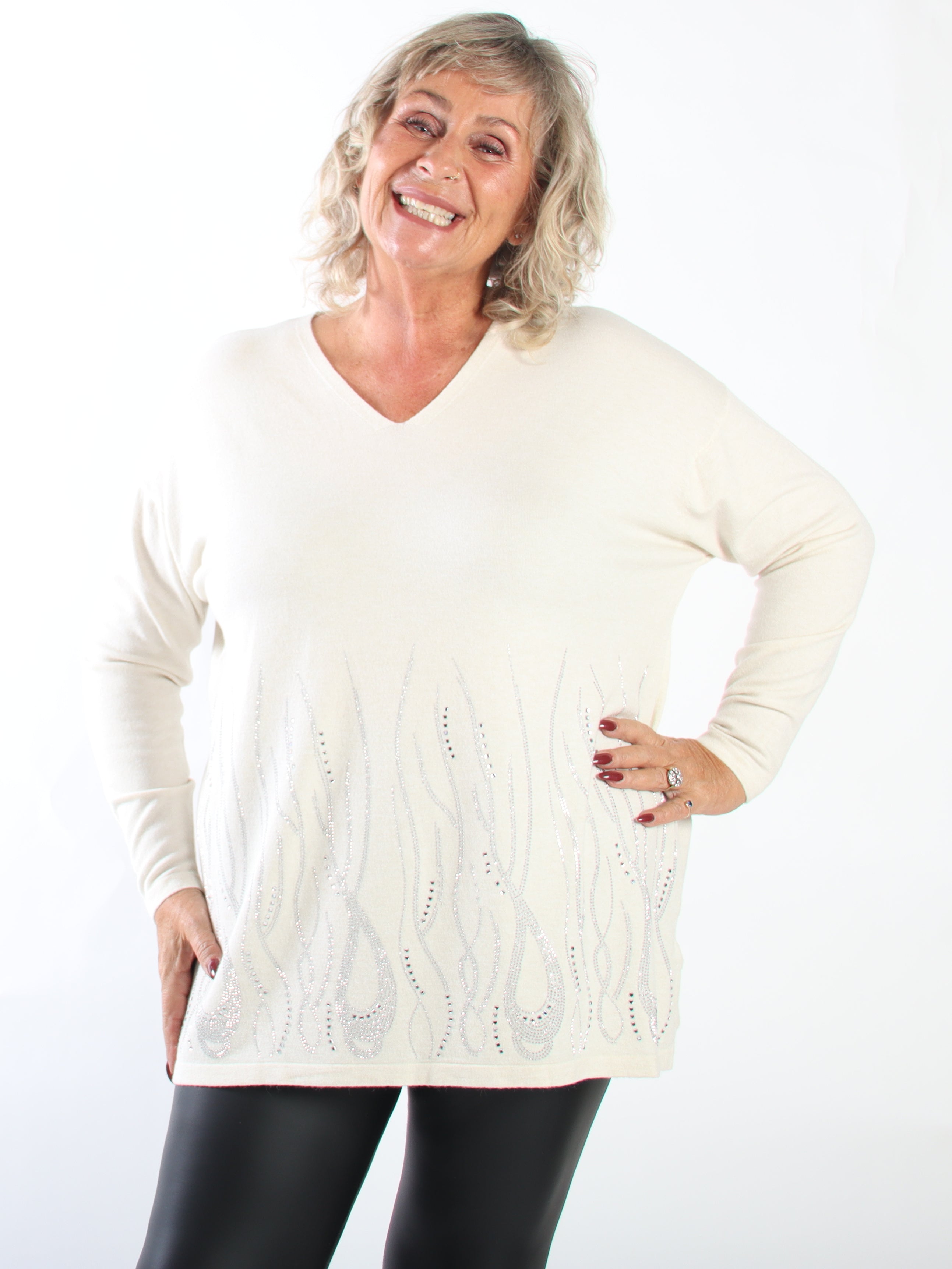 Ginni - Mjuk stickad tröja i plus size i en viskosblandning med mönster av glittrande strass