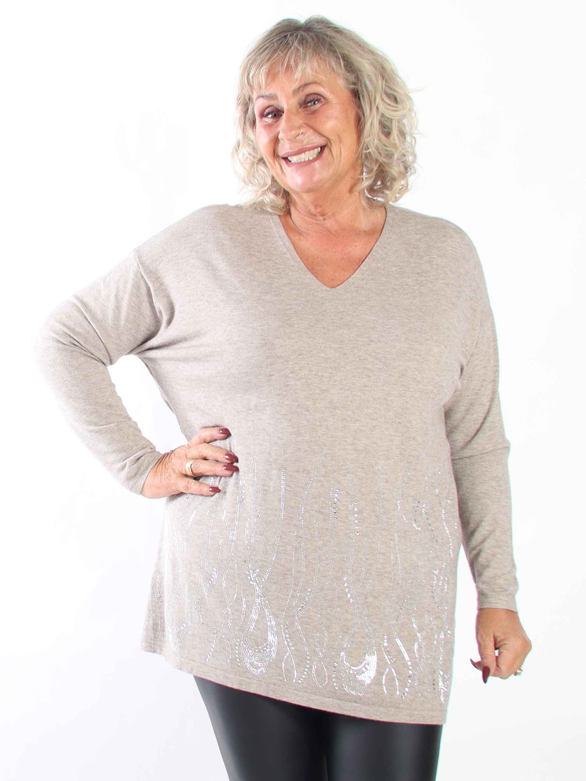 Ginni - Mjuk stickad tröja i plus size i en viskosblandning med mönster av glittrande strass