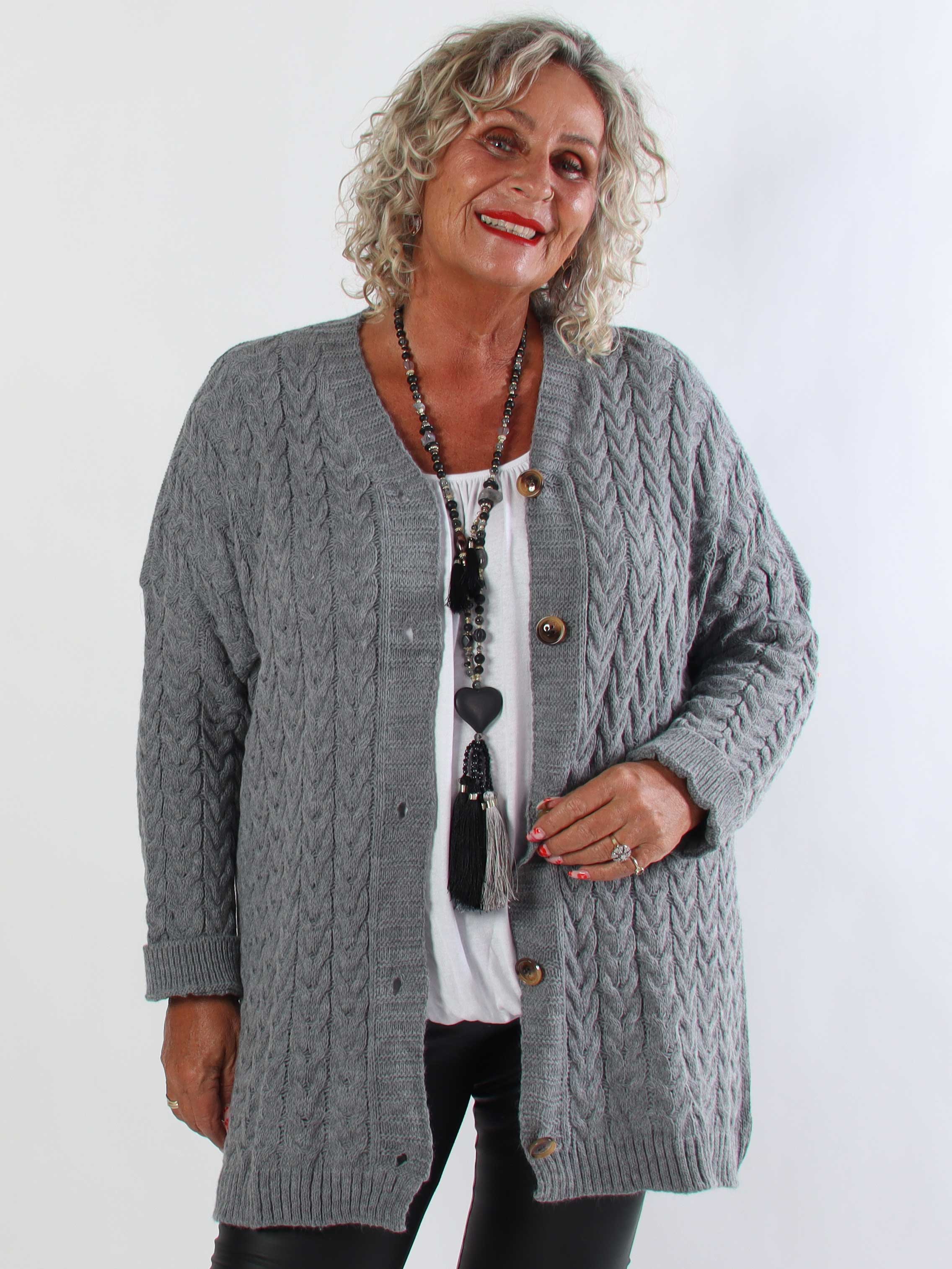 Gladys - Plus size strikcardigan i klassisk kabelstrik med fine træknapper