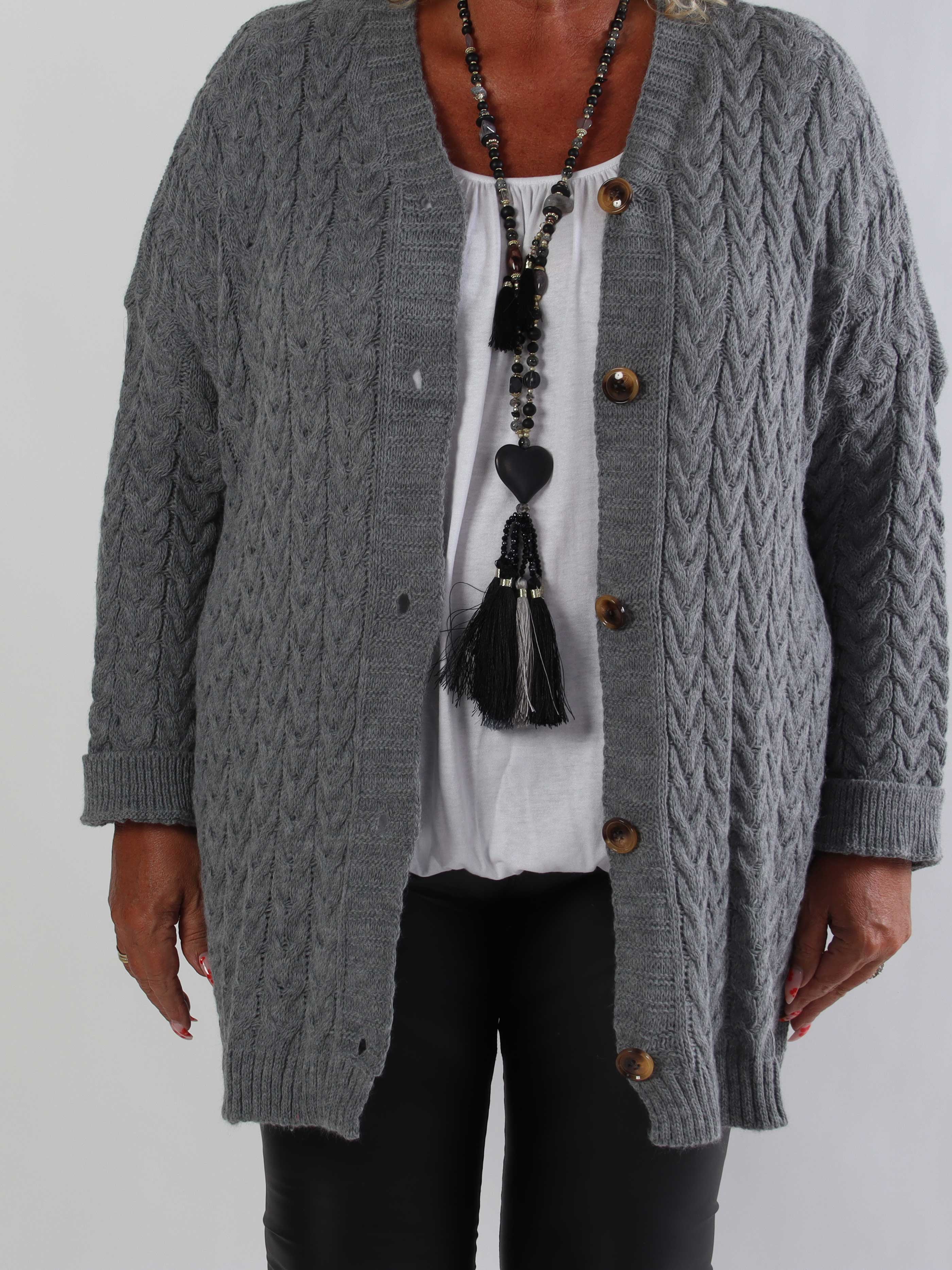 Gladys - Plus size strikcardigan i klassisk kabelstrik med fine træknapper