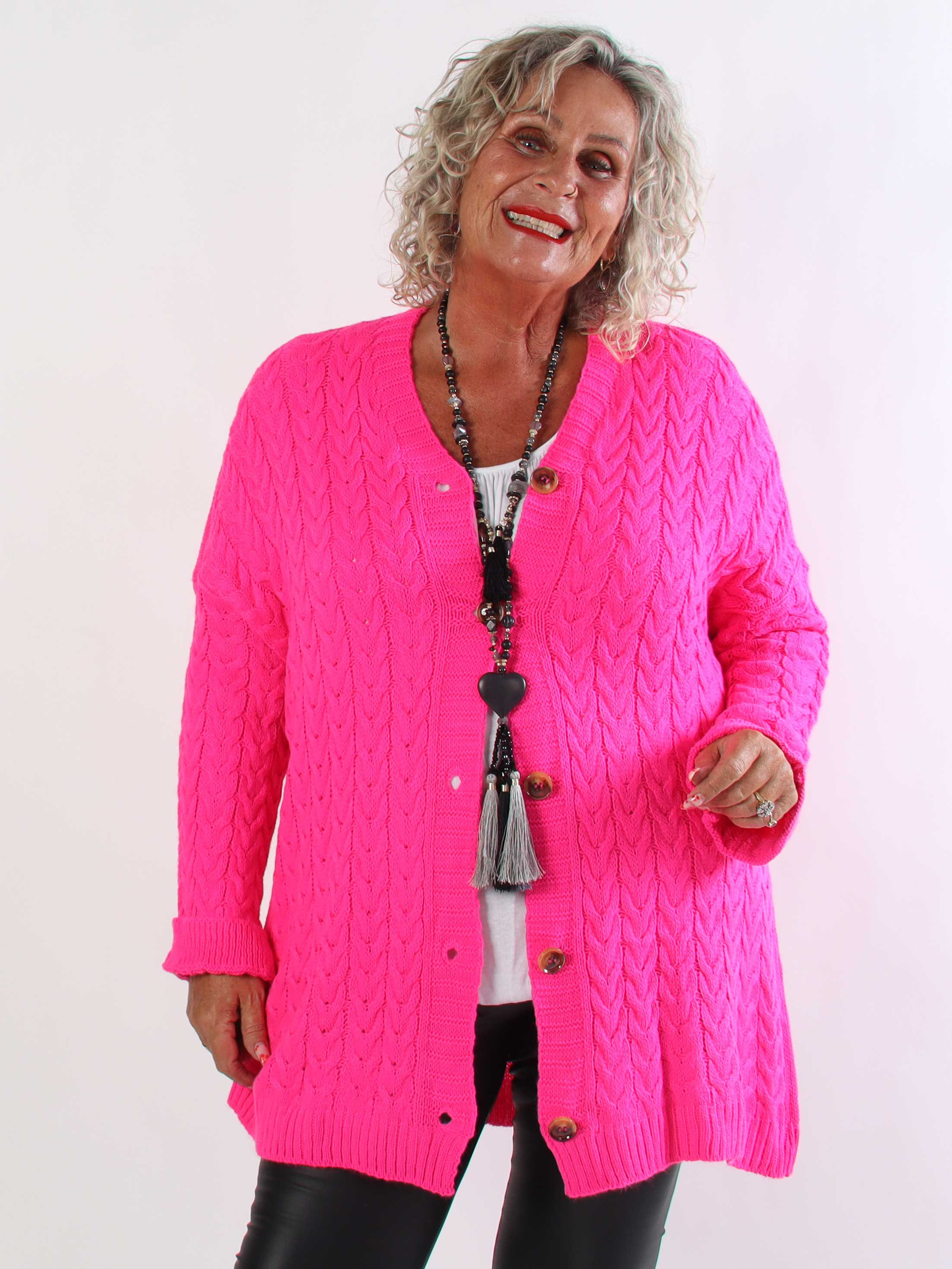 Gladys - Plus size strikcardigan i klassisk kabelstrik med fine træknapper