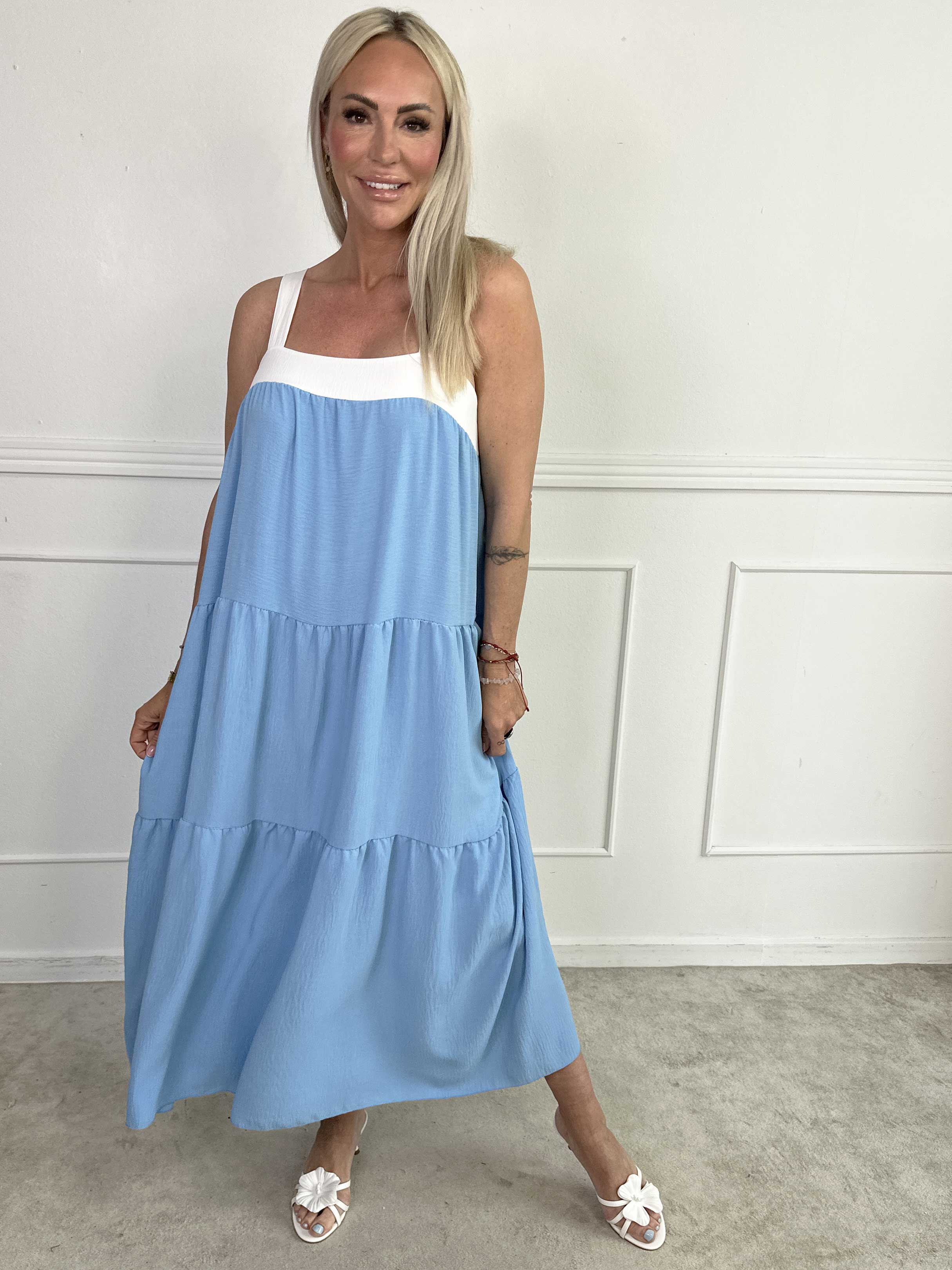 Glenna - Lång lager på lager klänning i viskos med vita axelband