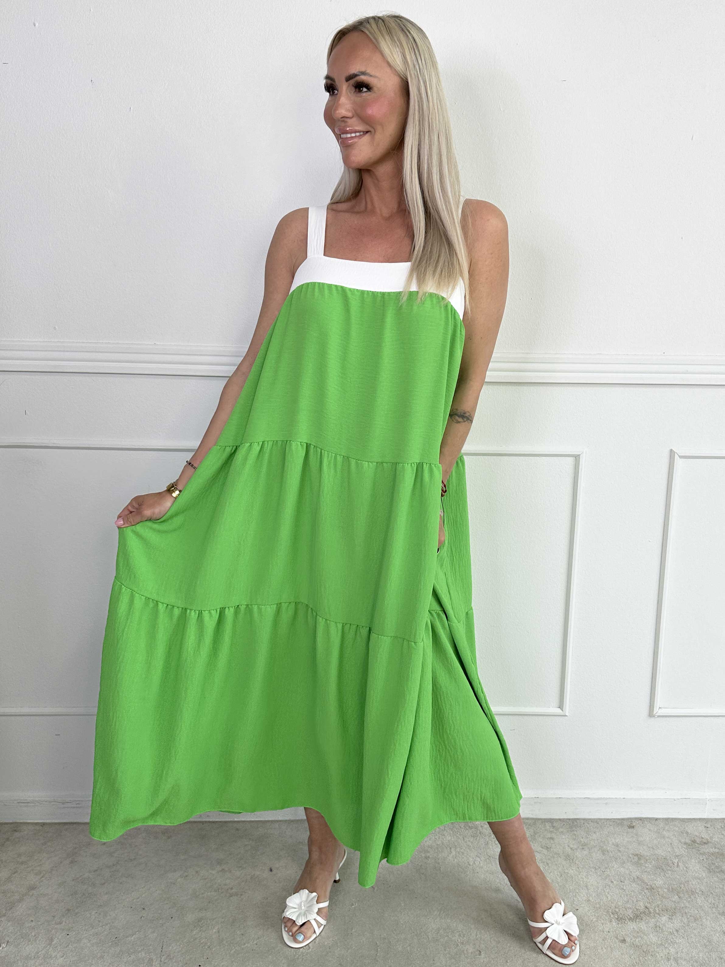 Glenna - Lång lager på lager klänning i viskos med vita axelband