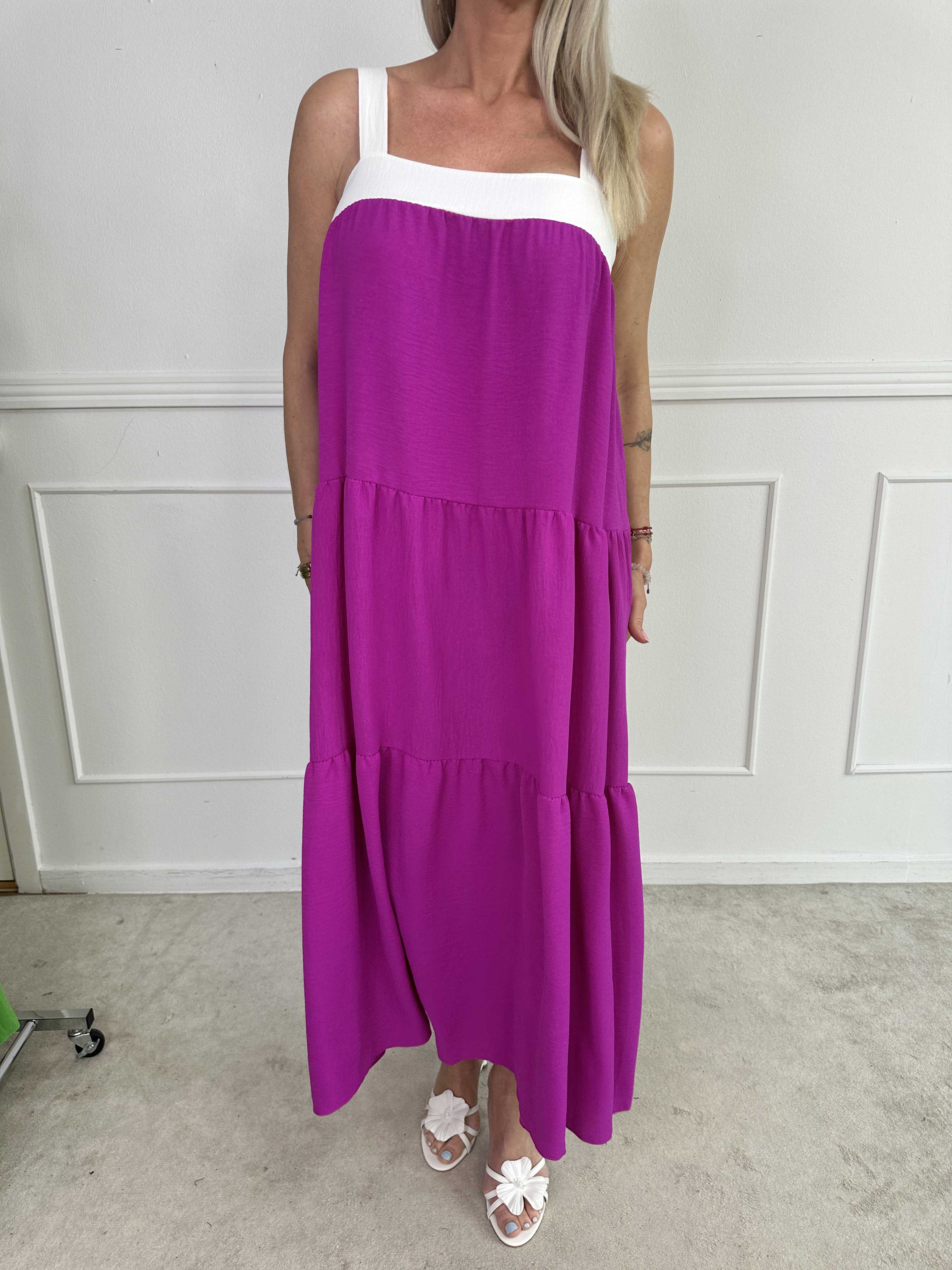 Glenna - Lång lager på lager klänning i viskos med vita axelband