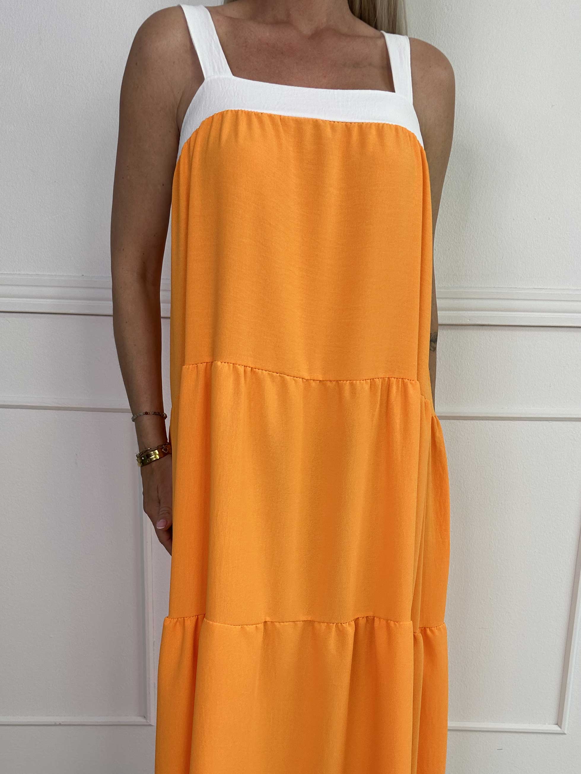 Glenna - Lång lager på lager klänning i viskos med vita axelband