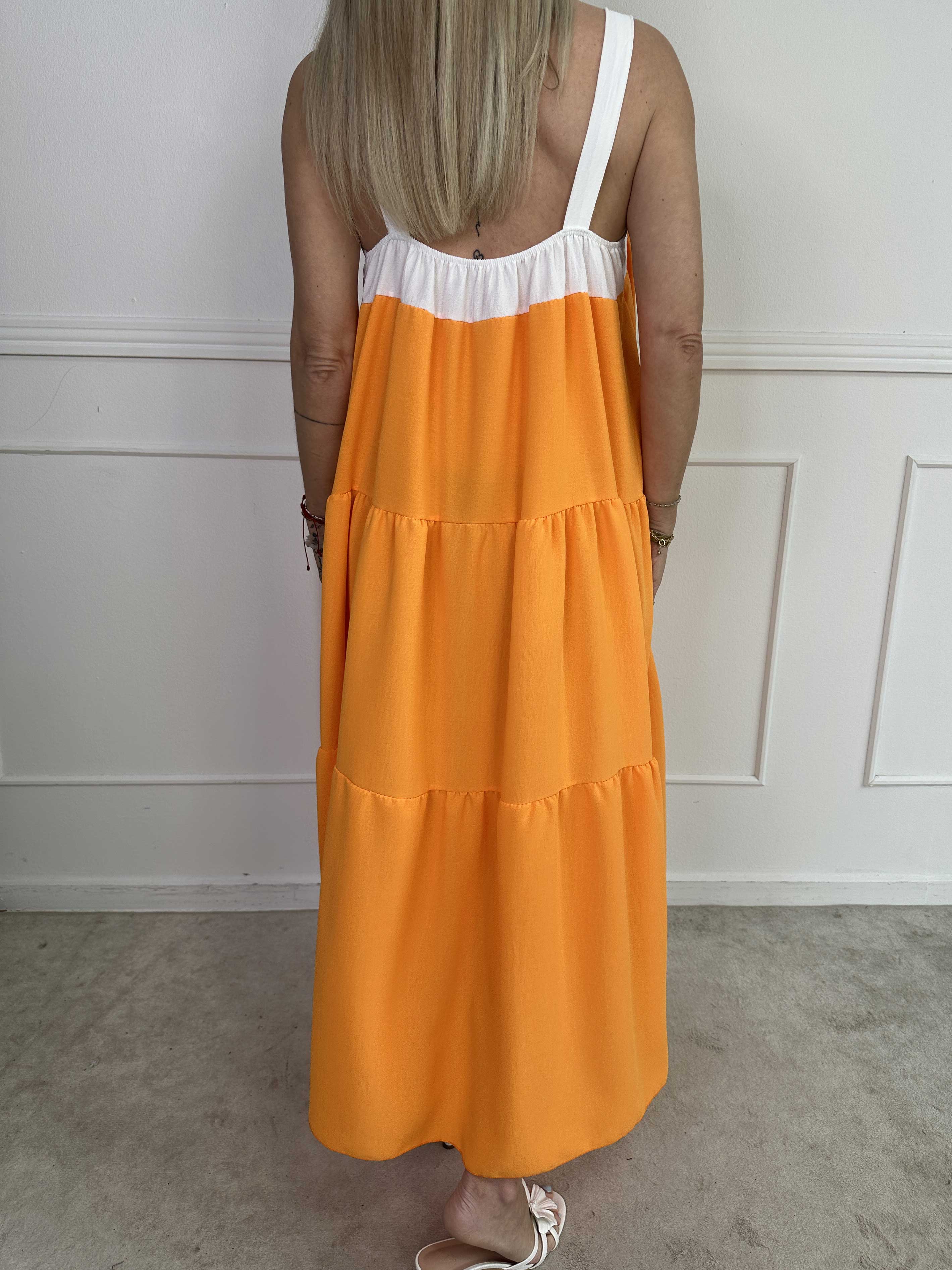 Glenna - Lång lager på lager klänning i viskos med vita axelband