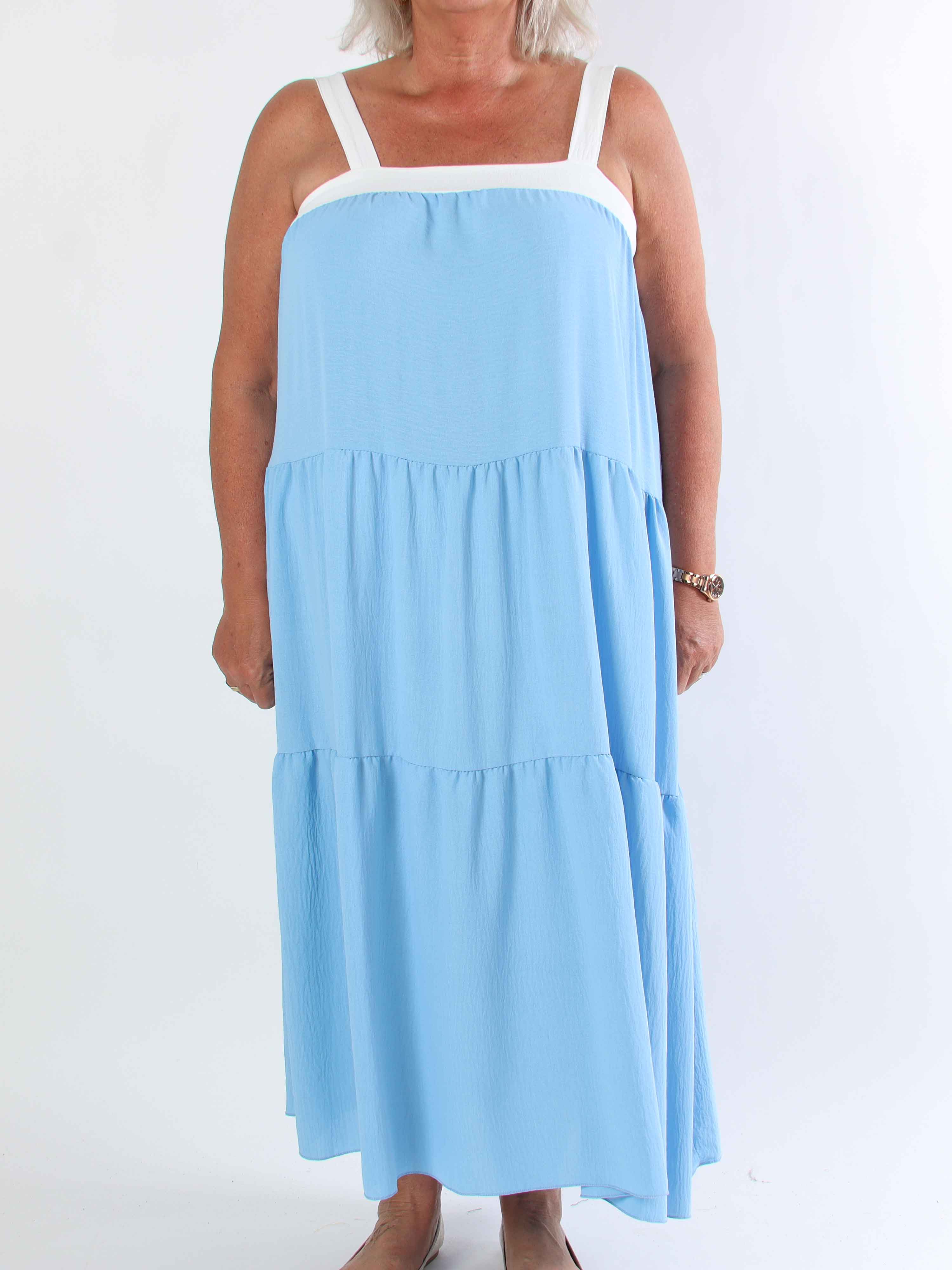 Glenna - Lång plus size klänning i viskos med vita axelband