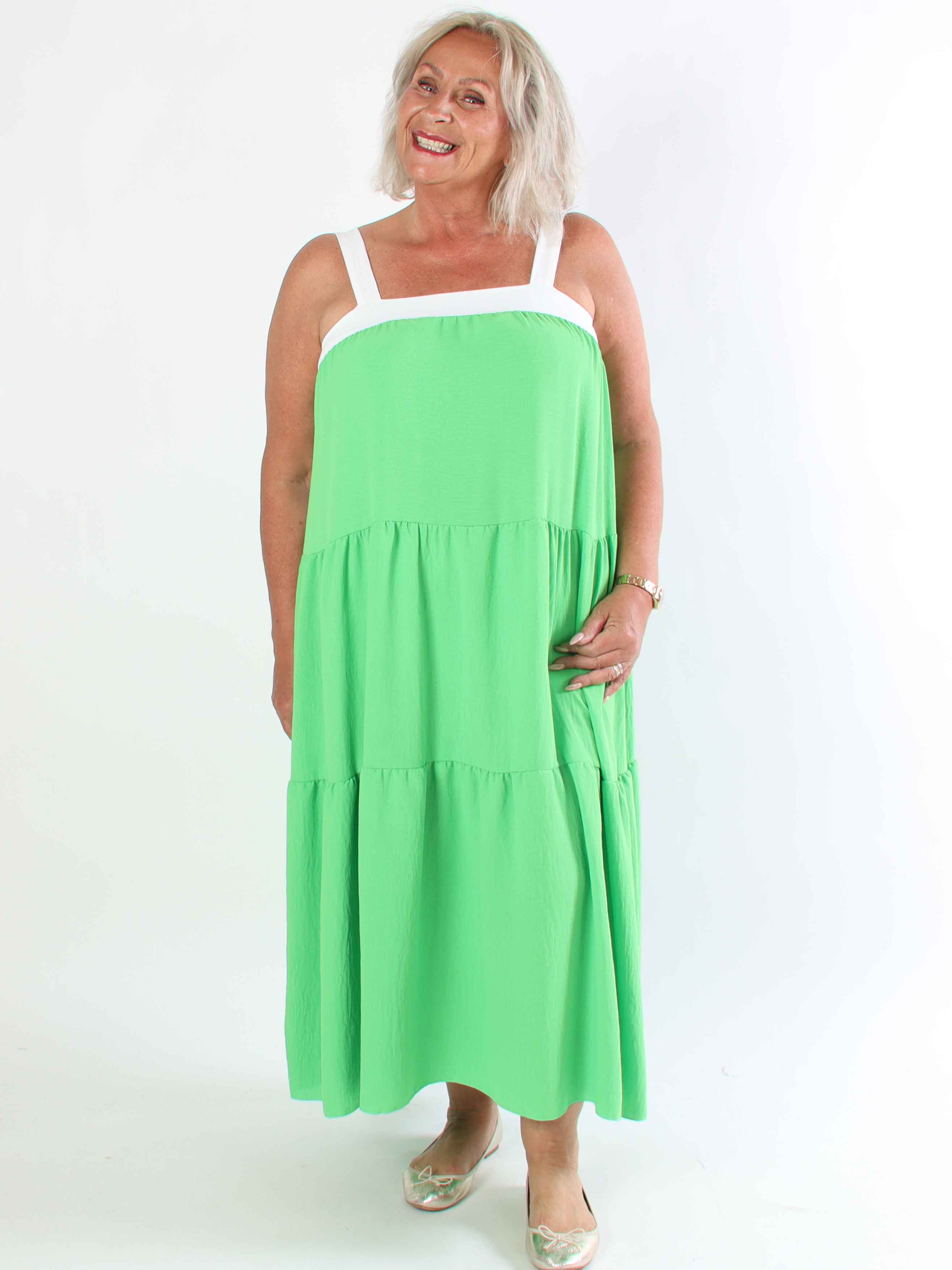 Glenna - Lång plus size klänning i viskos med vita axelband