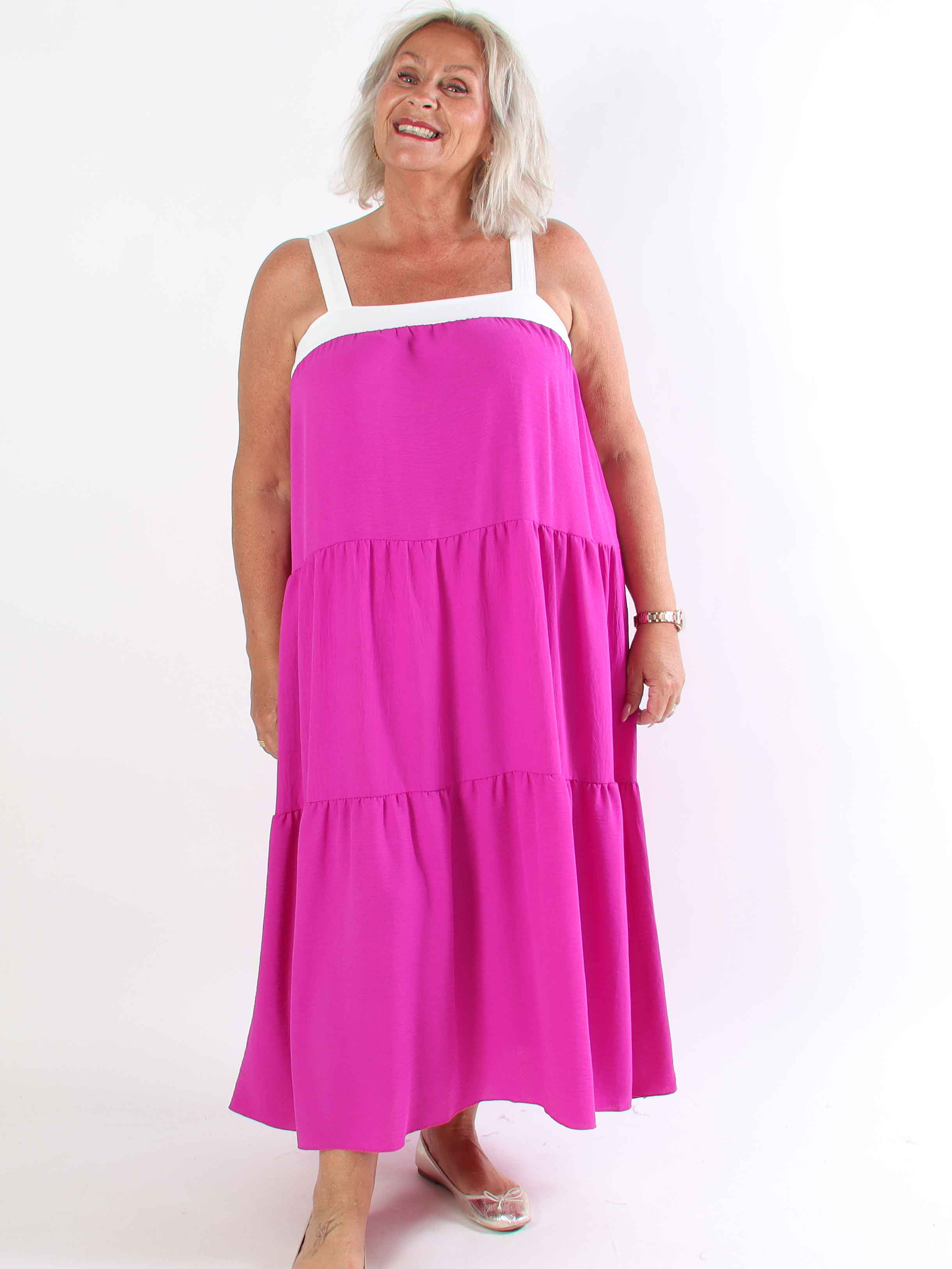 Glenna - Lång plus size klänning i viskos med vita axelband