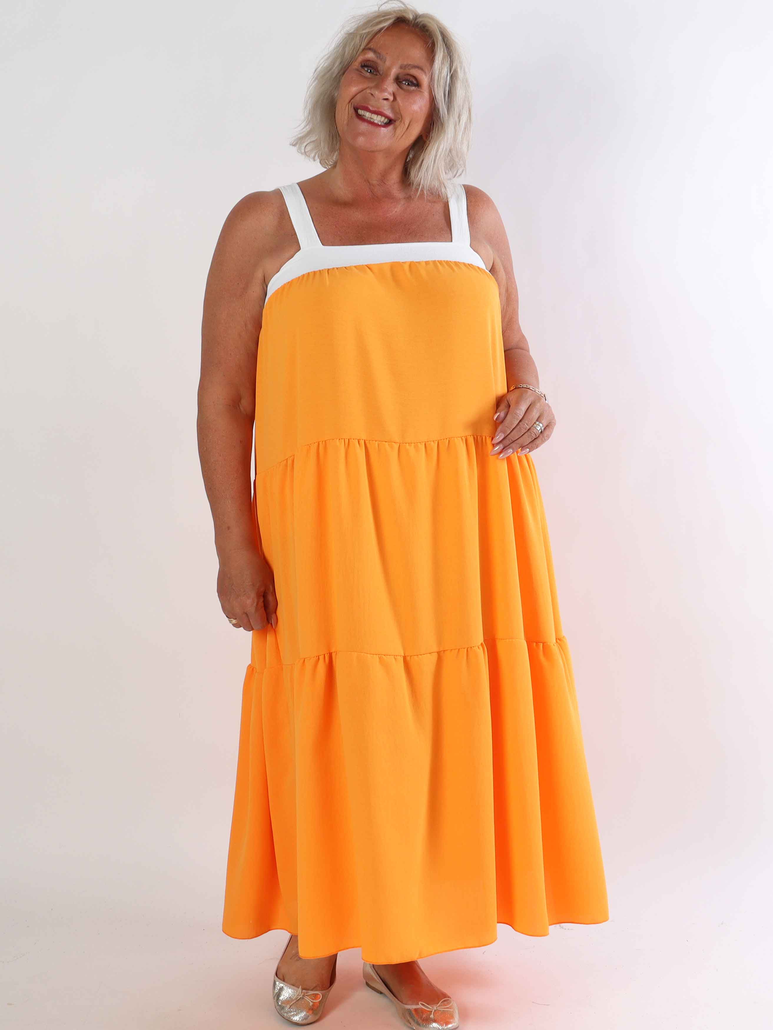 Glenna - Lång plus size klänning i viskos med vita axelband