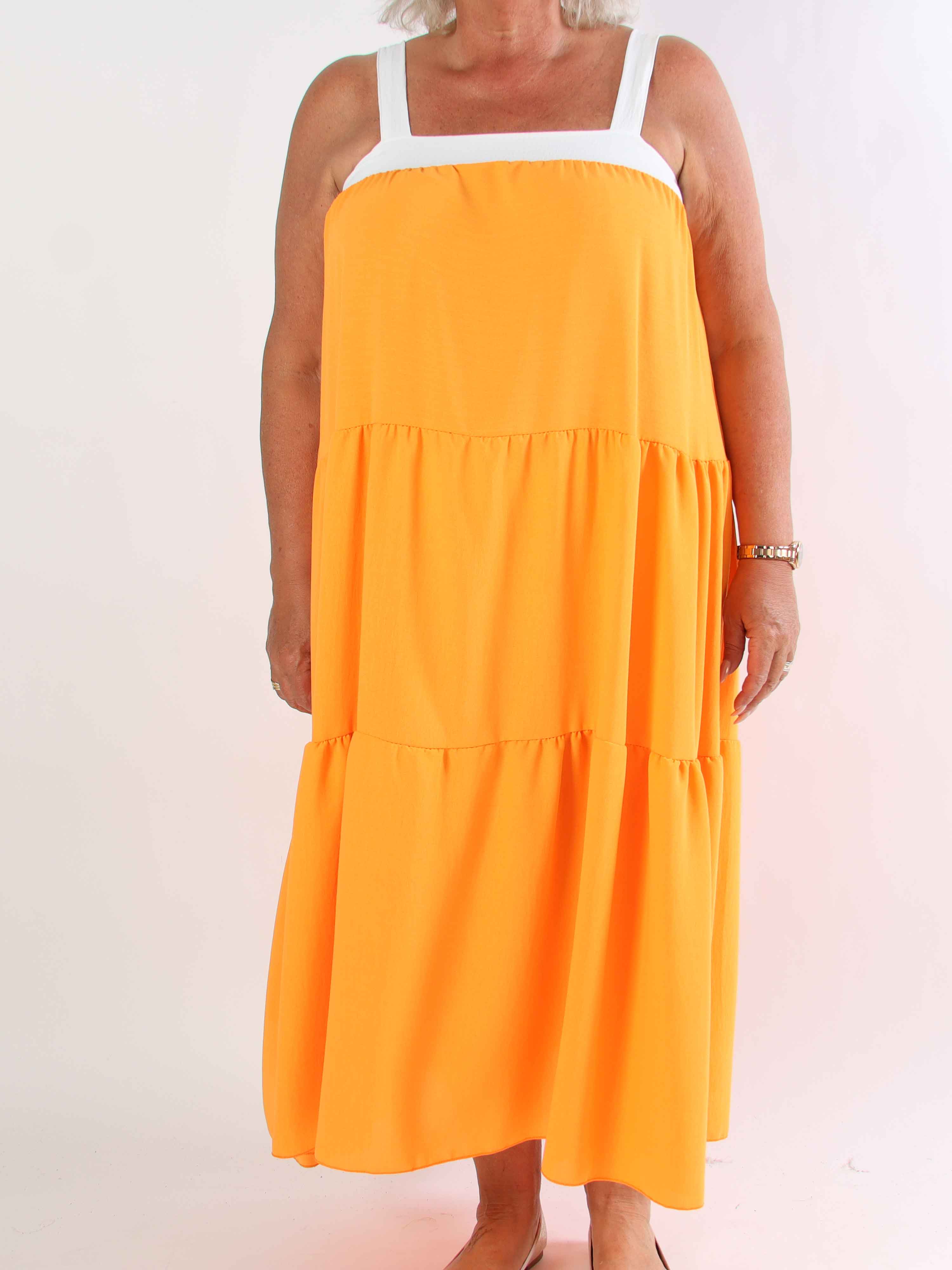 Glenna - Lång plus size klänning i viskos med vita axelband