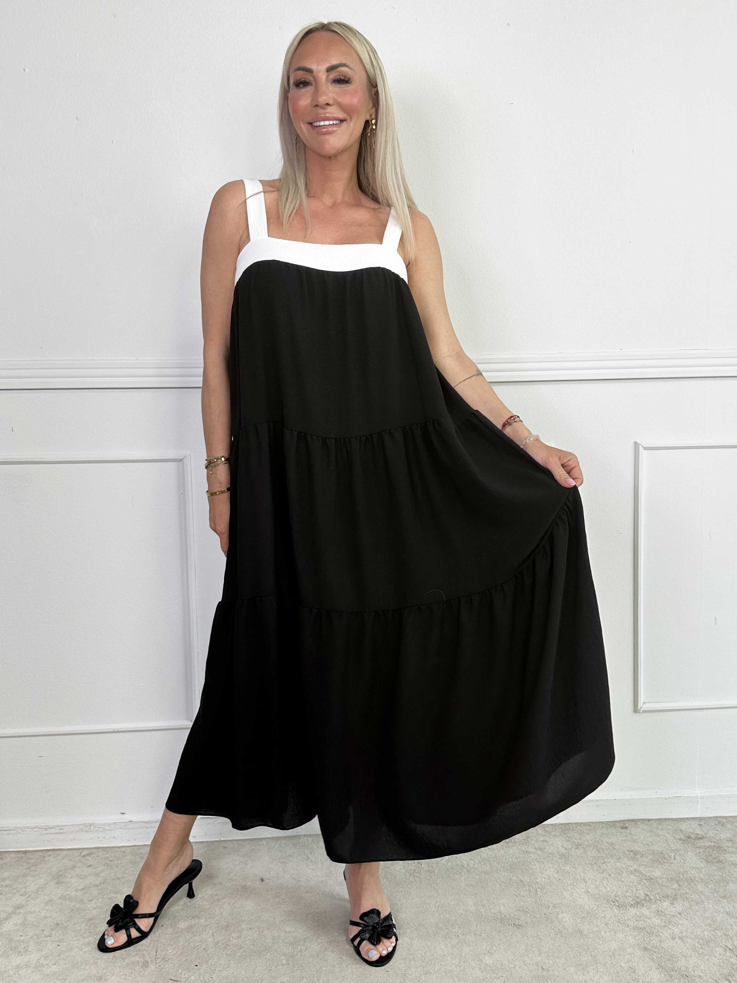 Glenna - Lång lager på lager klänning i viskos med vita axelband