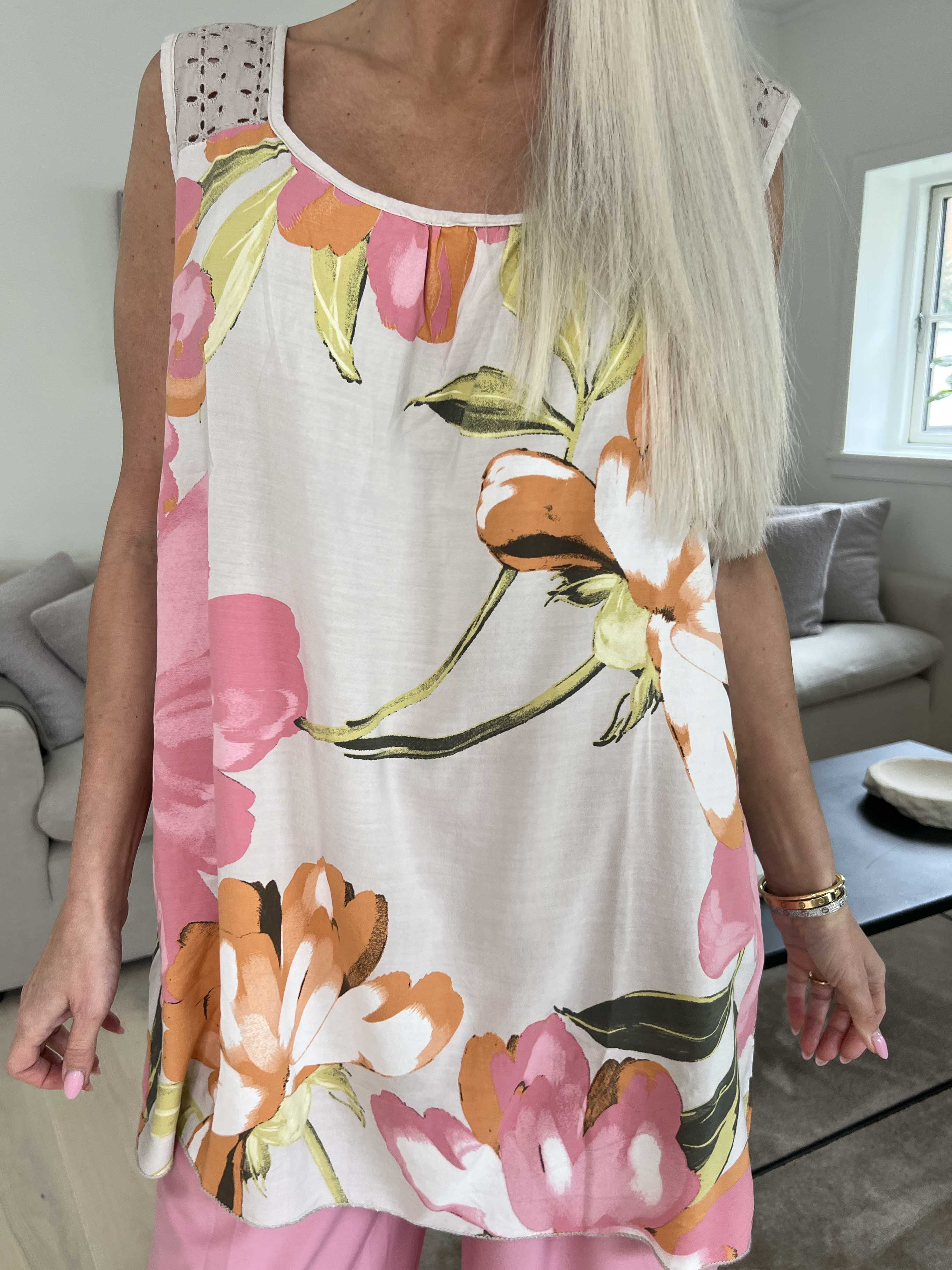 Goria - Söt blommig topp i lätt viskostyg