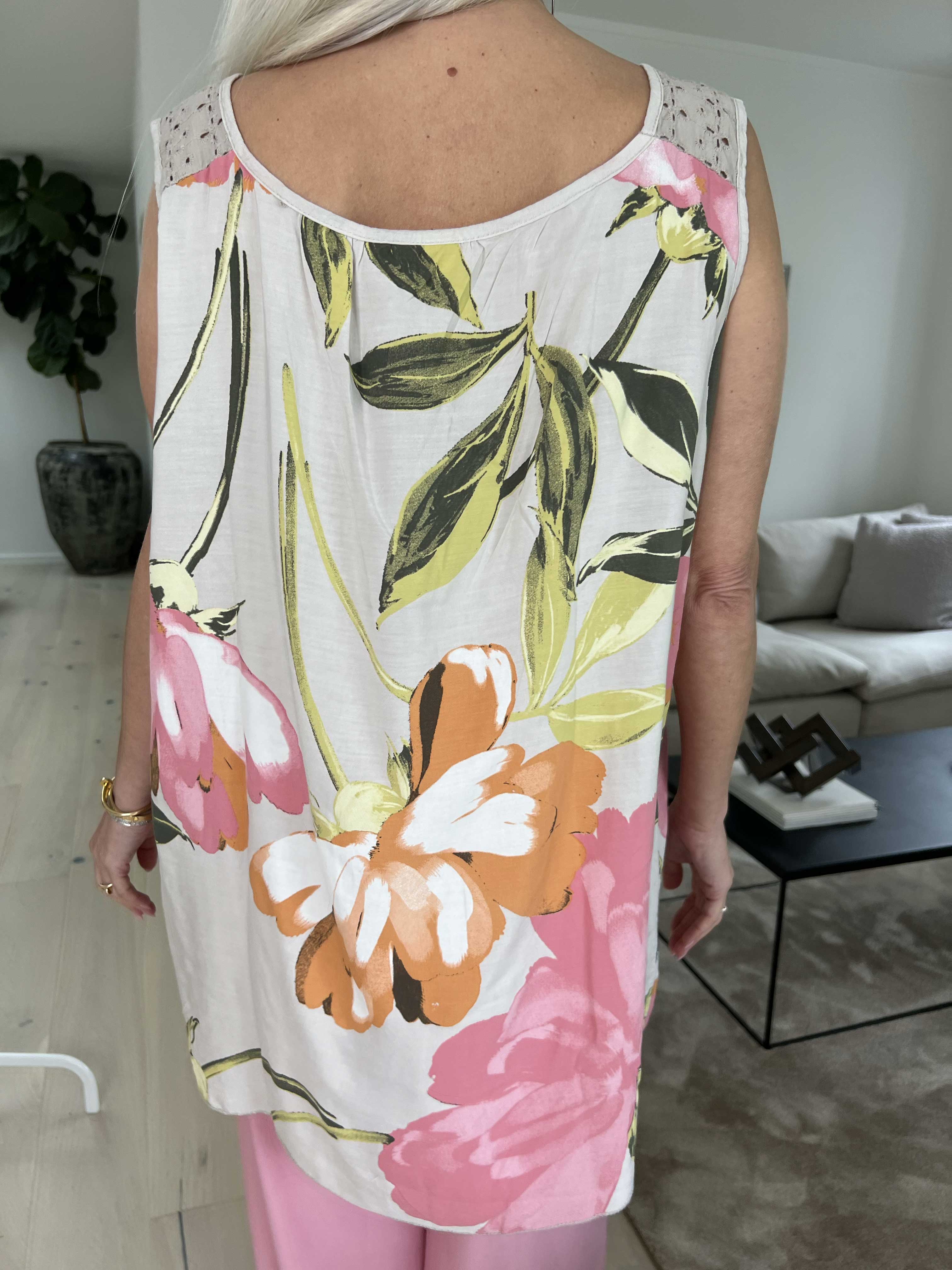 Goria - Söt blommig topp i lätt viskostyg