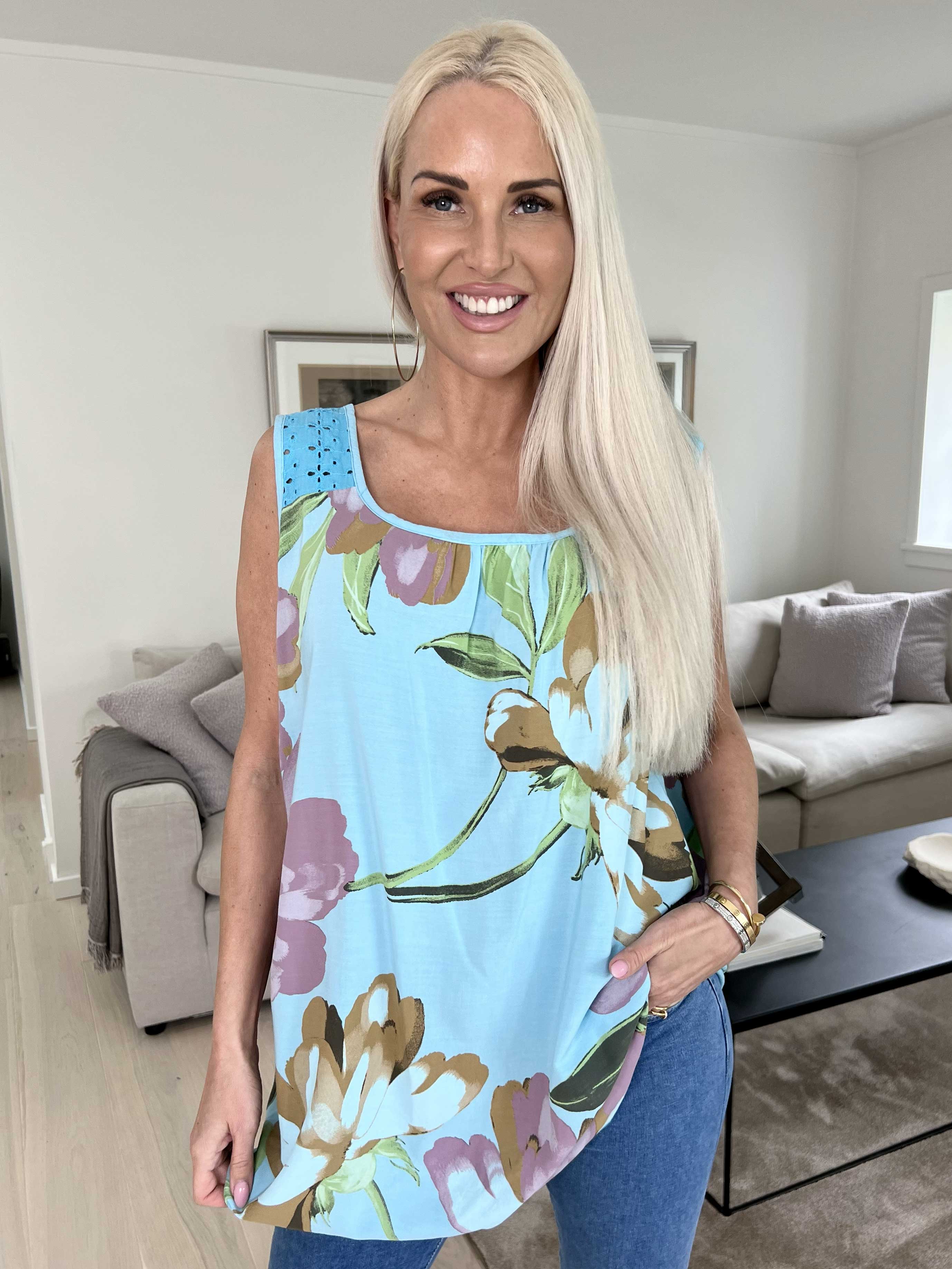 Goria - Söt blommig topp i lätt viskostyg