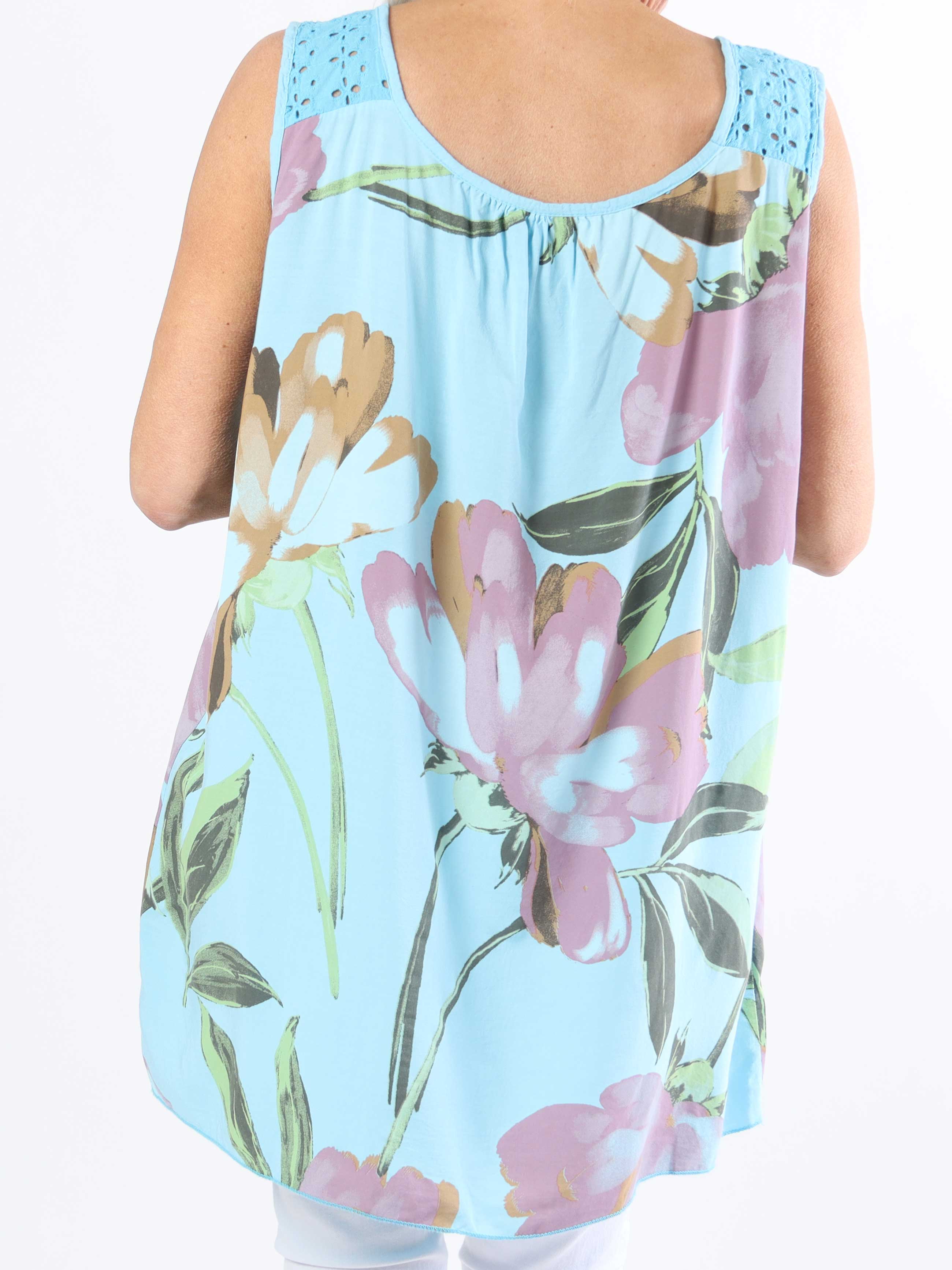 Goria - Söt blommig topp i ljus viskos i plusstorlek