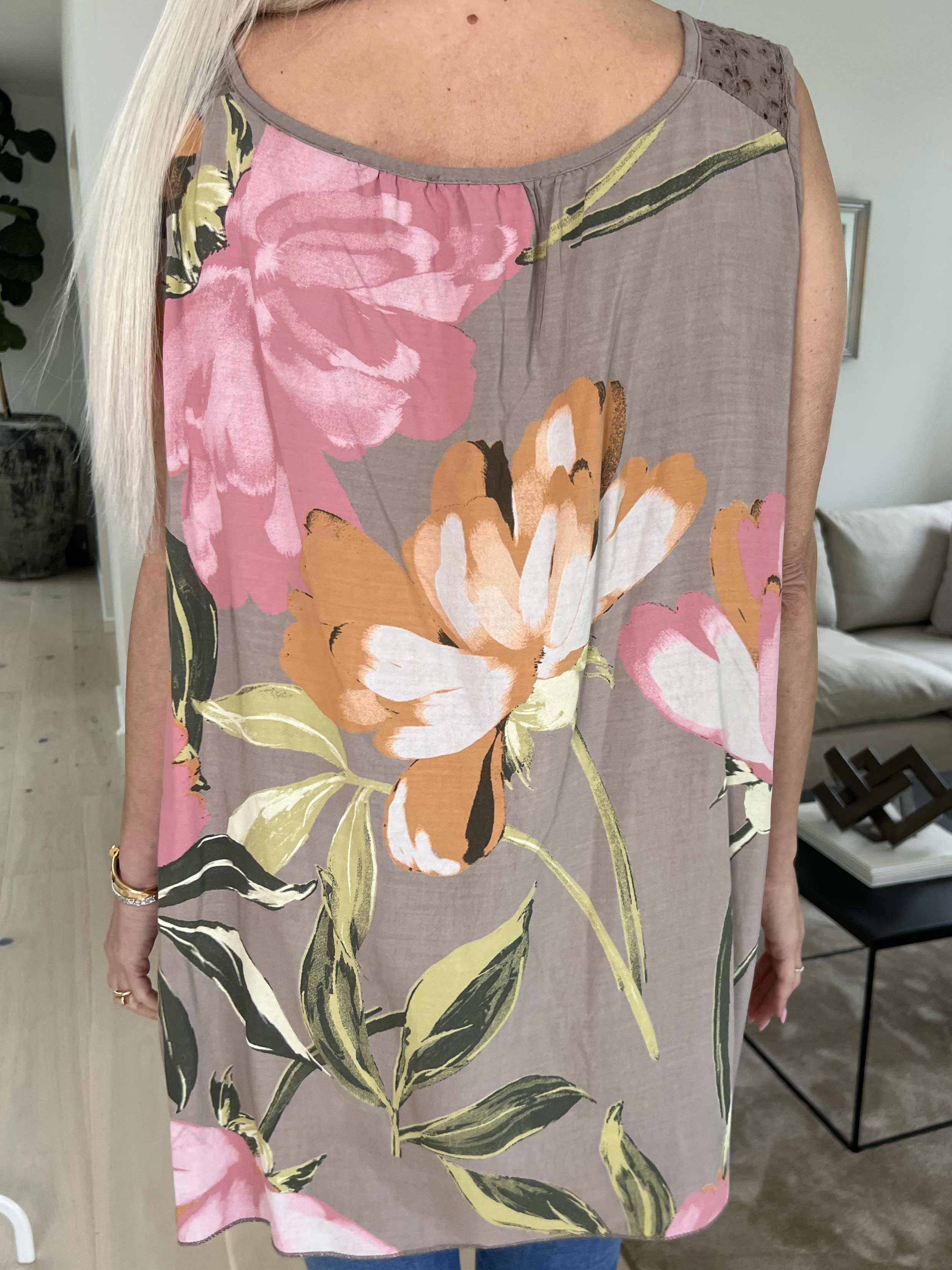 Goria - Söt blommig topp i lätt viskostyg