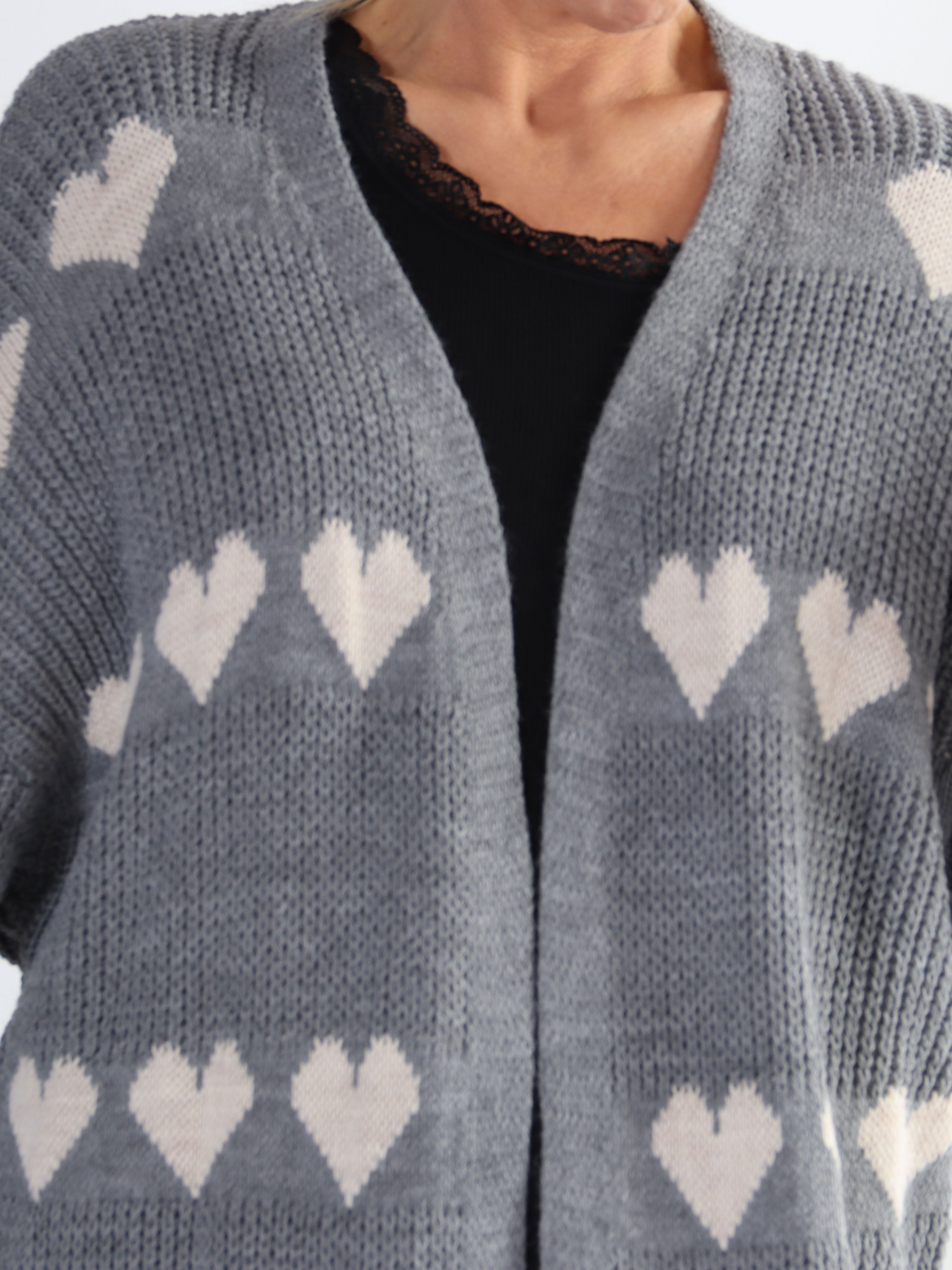 Grace - Stickad kofta med hjärtan och ballongärmar i plus size-modell