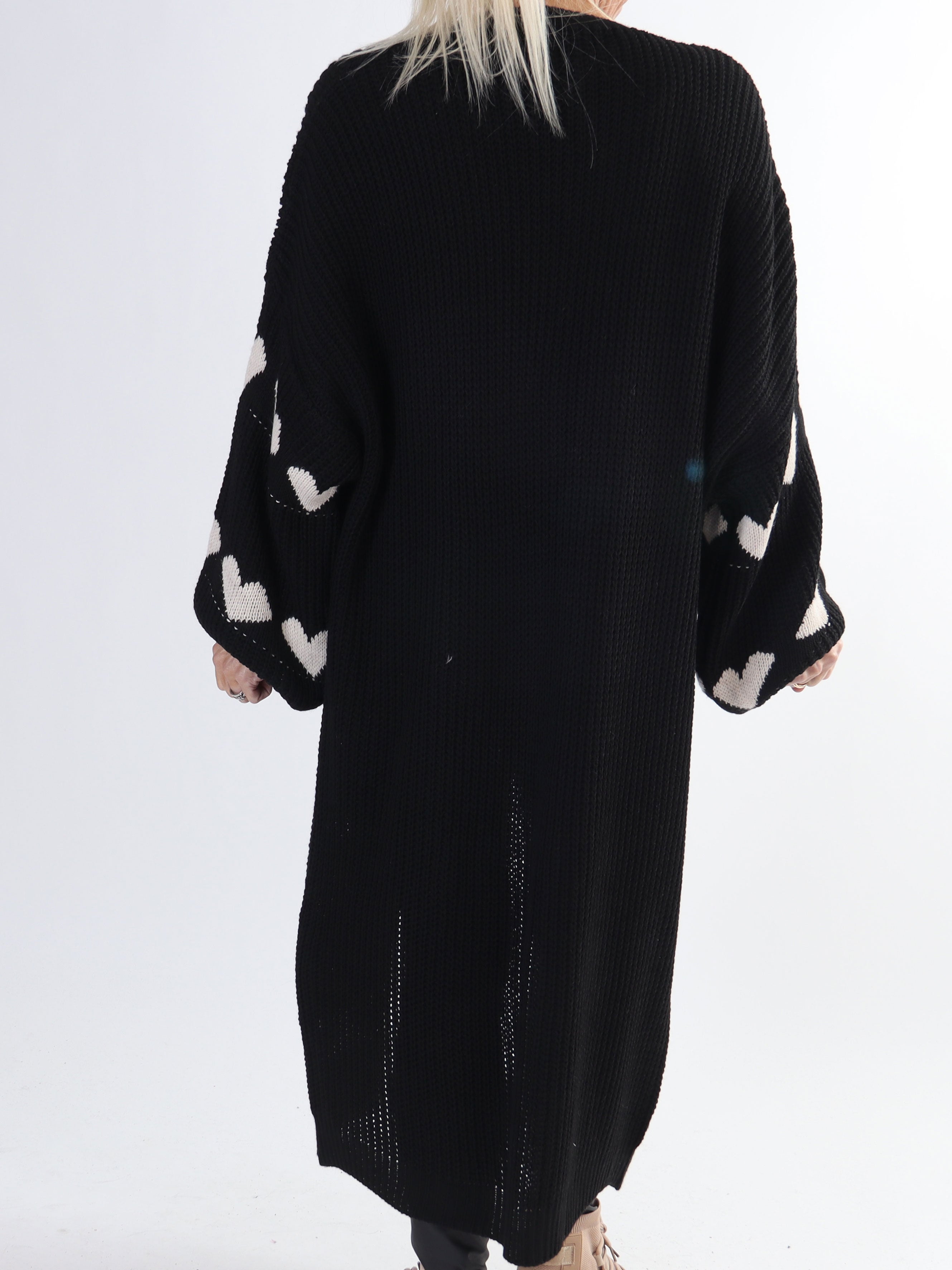 Grace - Stickad kofta med hjärtan och ballongärmar i plus size-modell