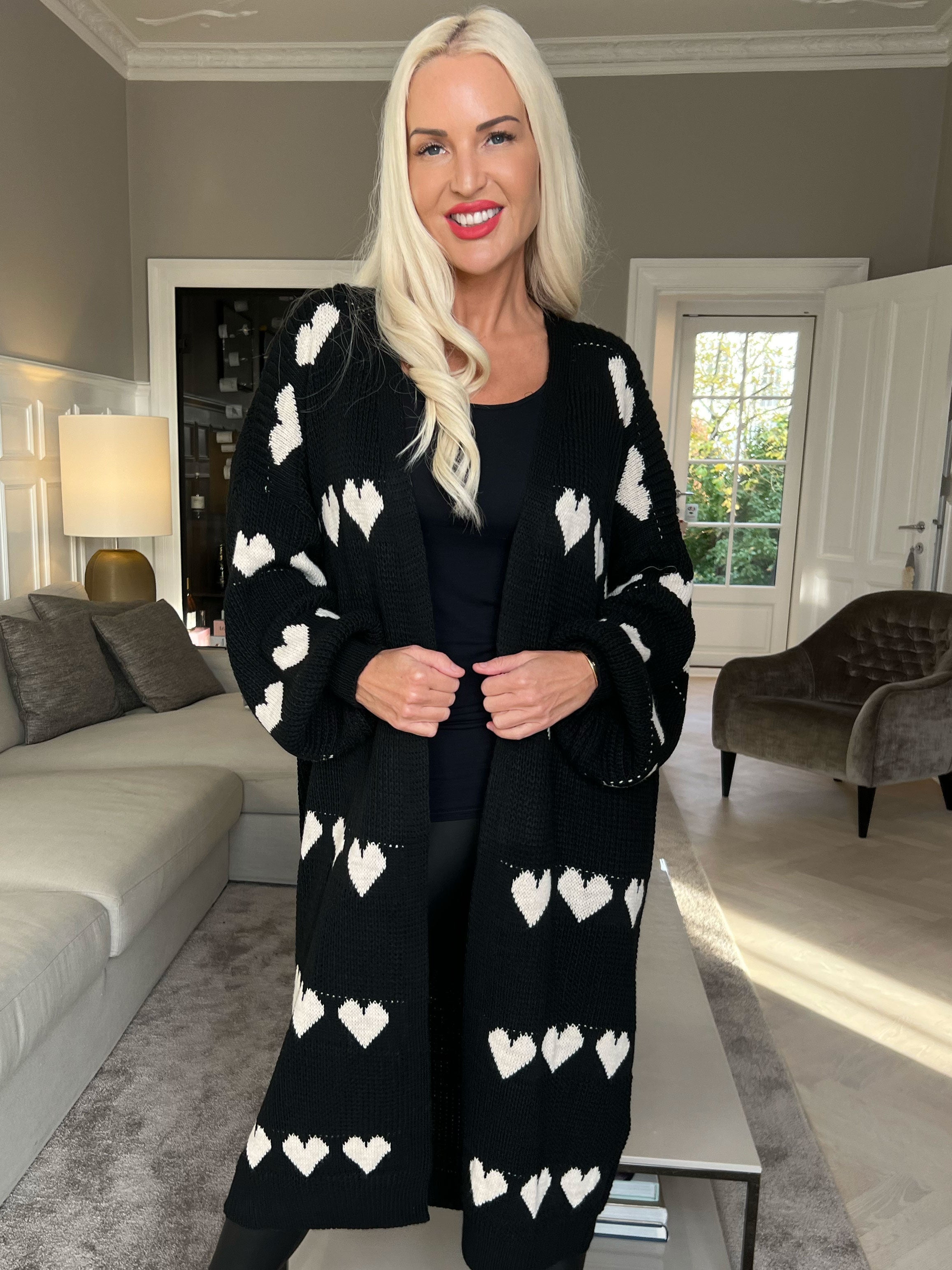 Grace - Lång stickad kofta med hjärtan och ballongärmar