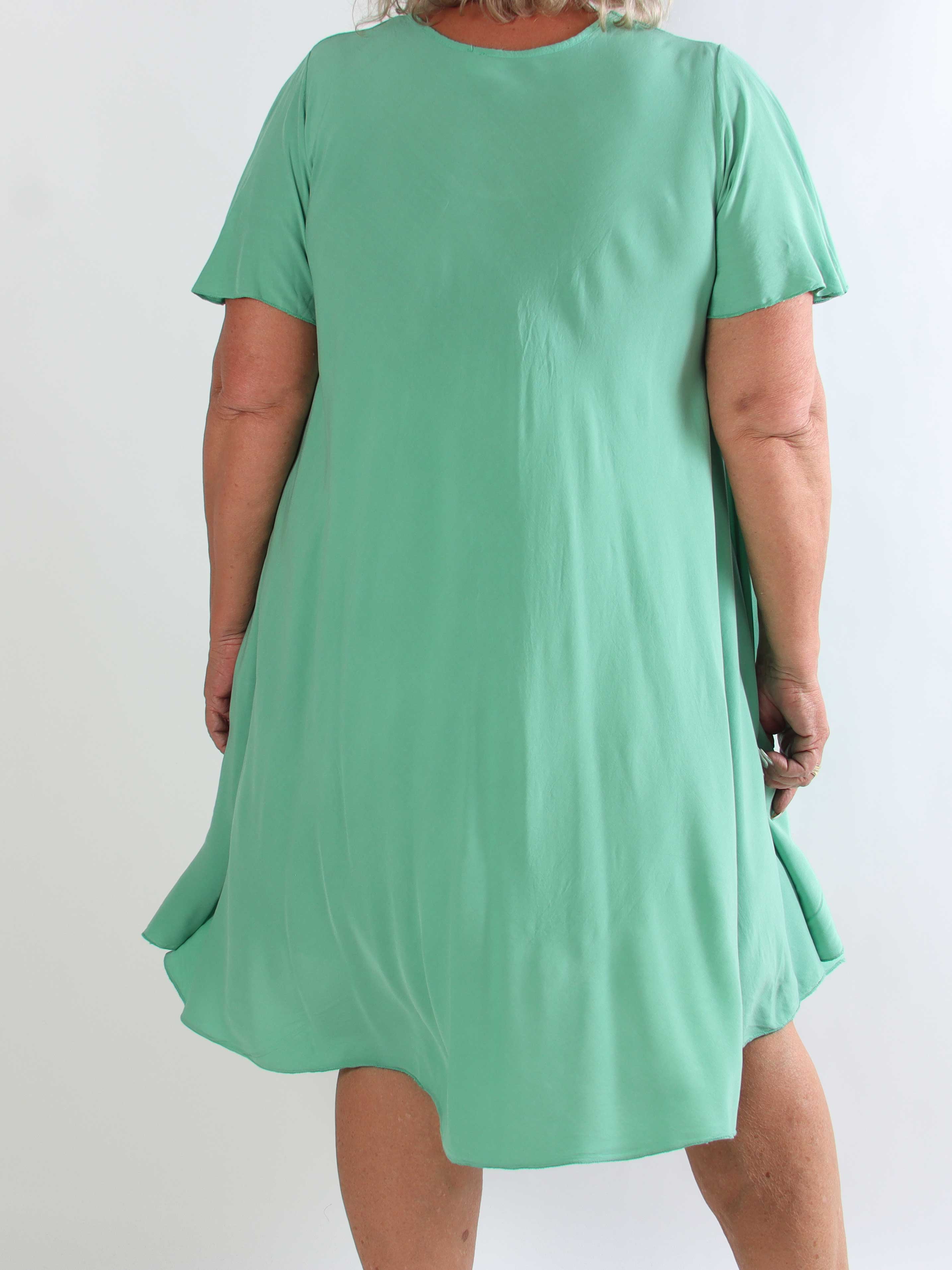 Gracia - Kort plus size t-shirt kjole i viskose med A-facon