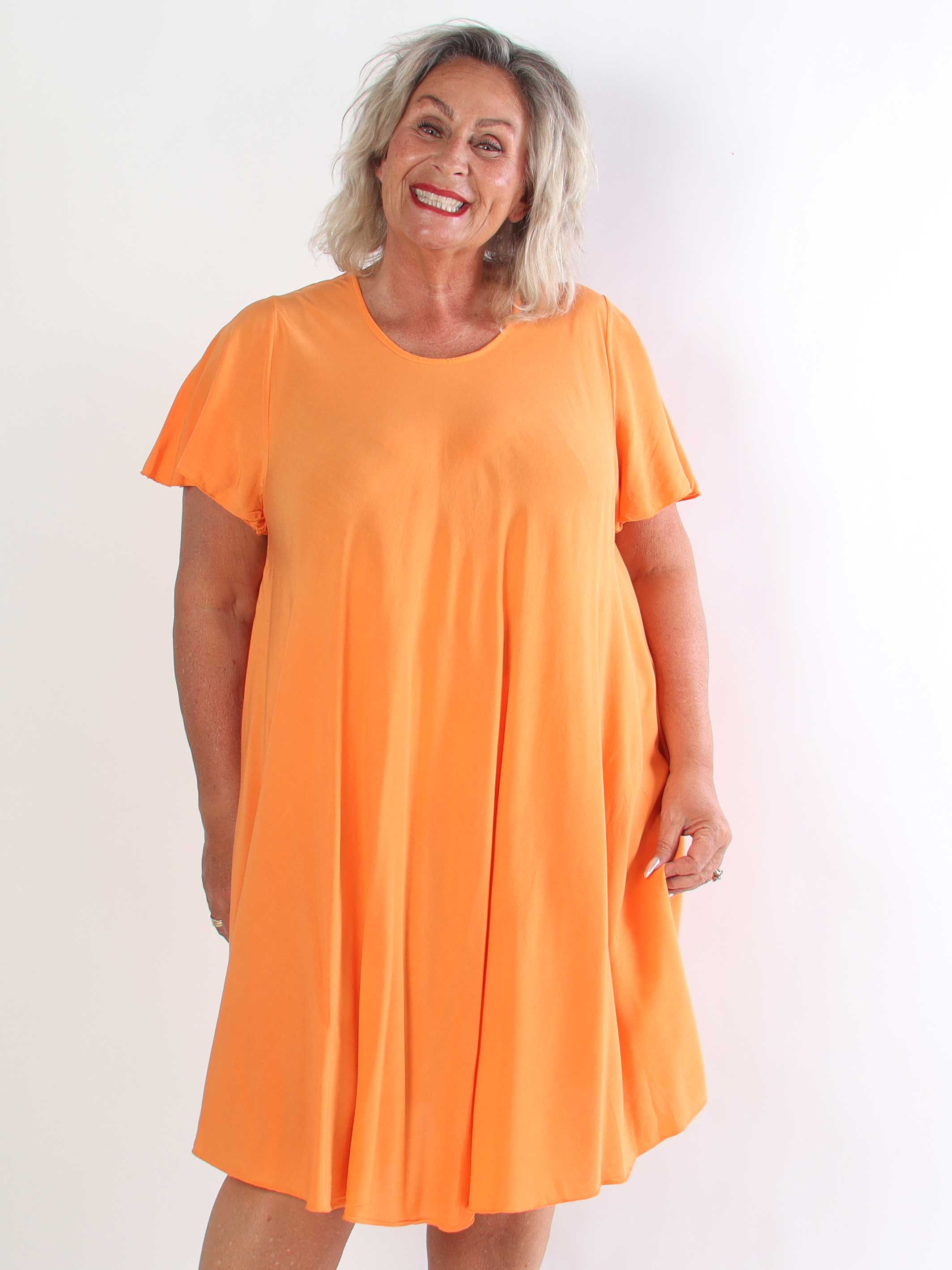 Gracia - Kort plus size t-shirt kjole i viskose med A-facon