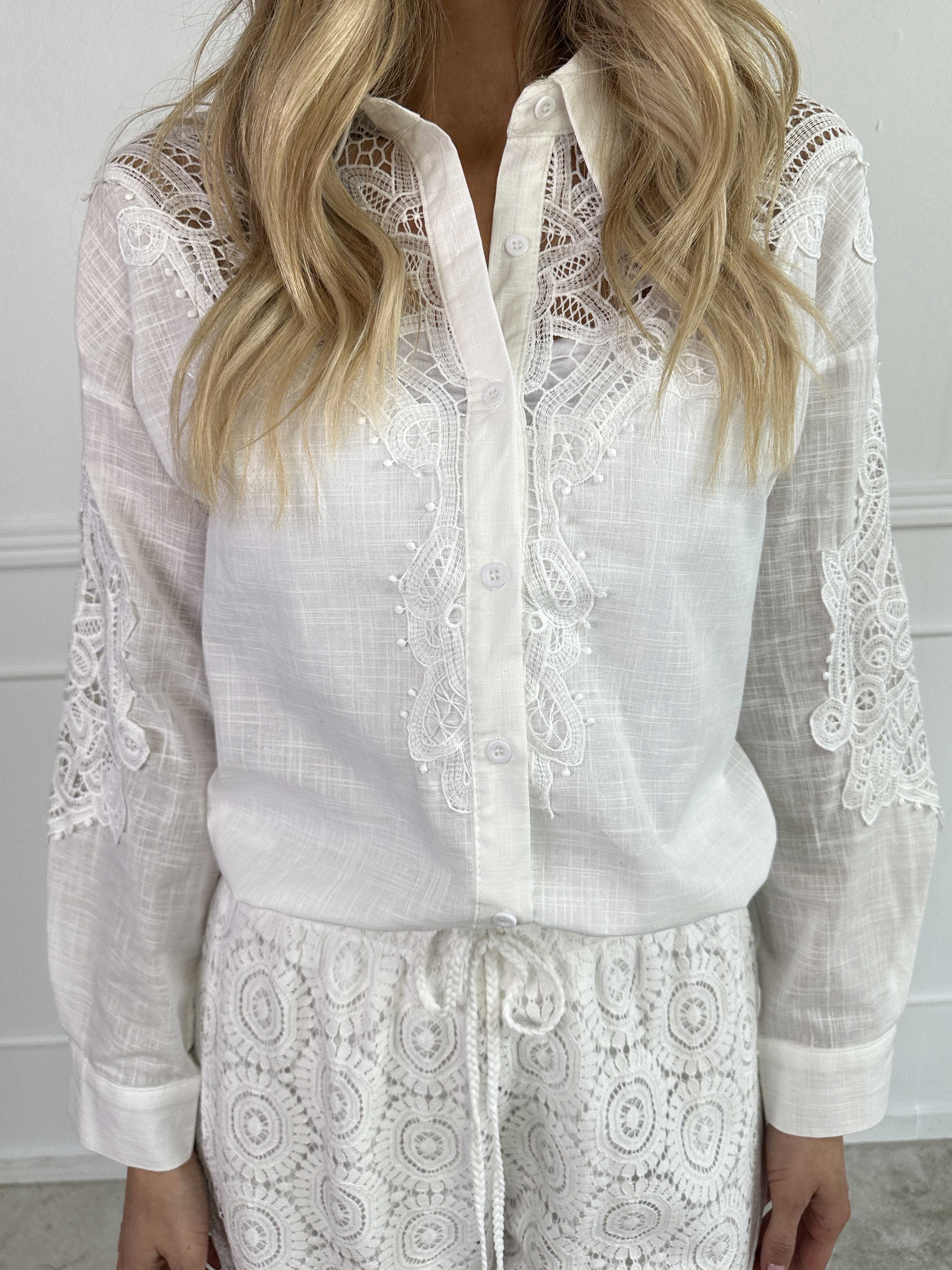 Gracie - Feminin skjorta med broderingar