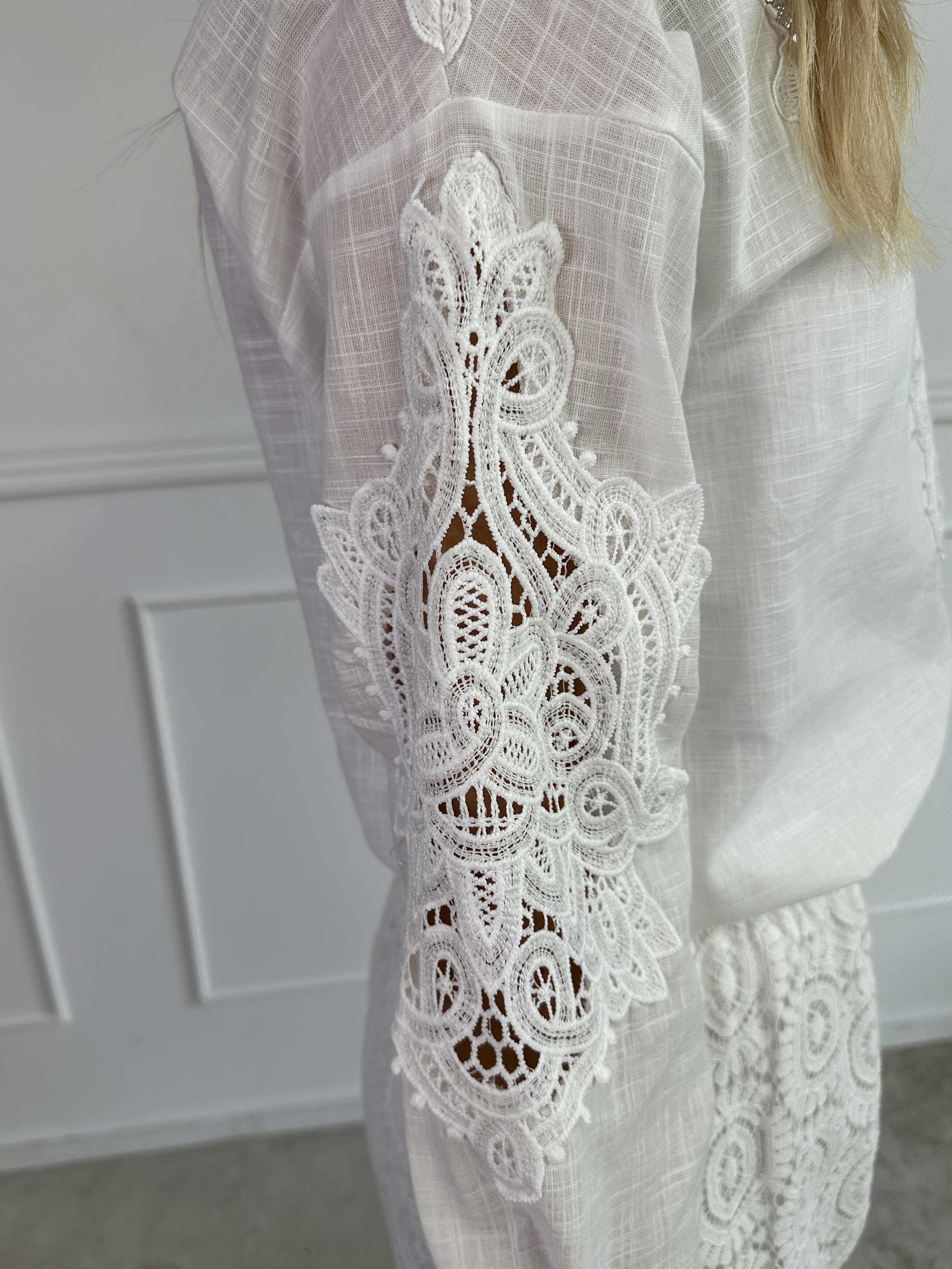 Gracie - Feminin skjorta med broderingar