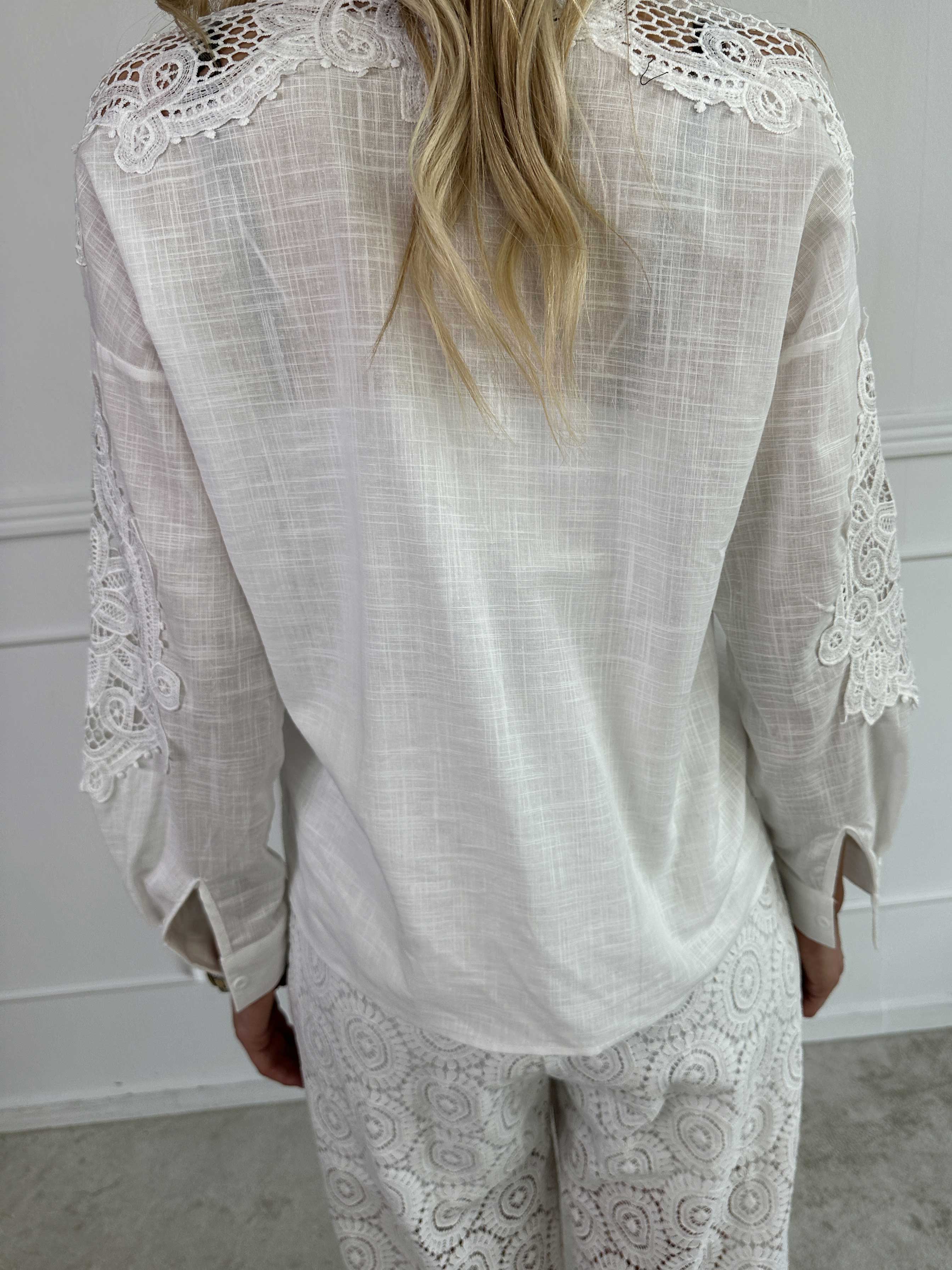 Gracie - Feminin skjorta med broderingar