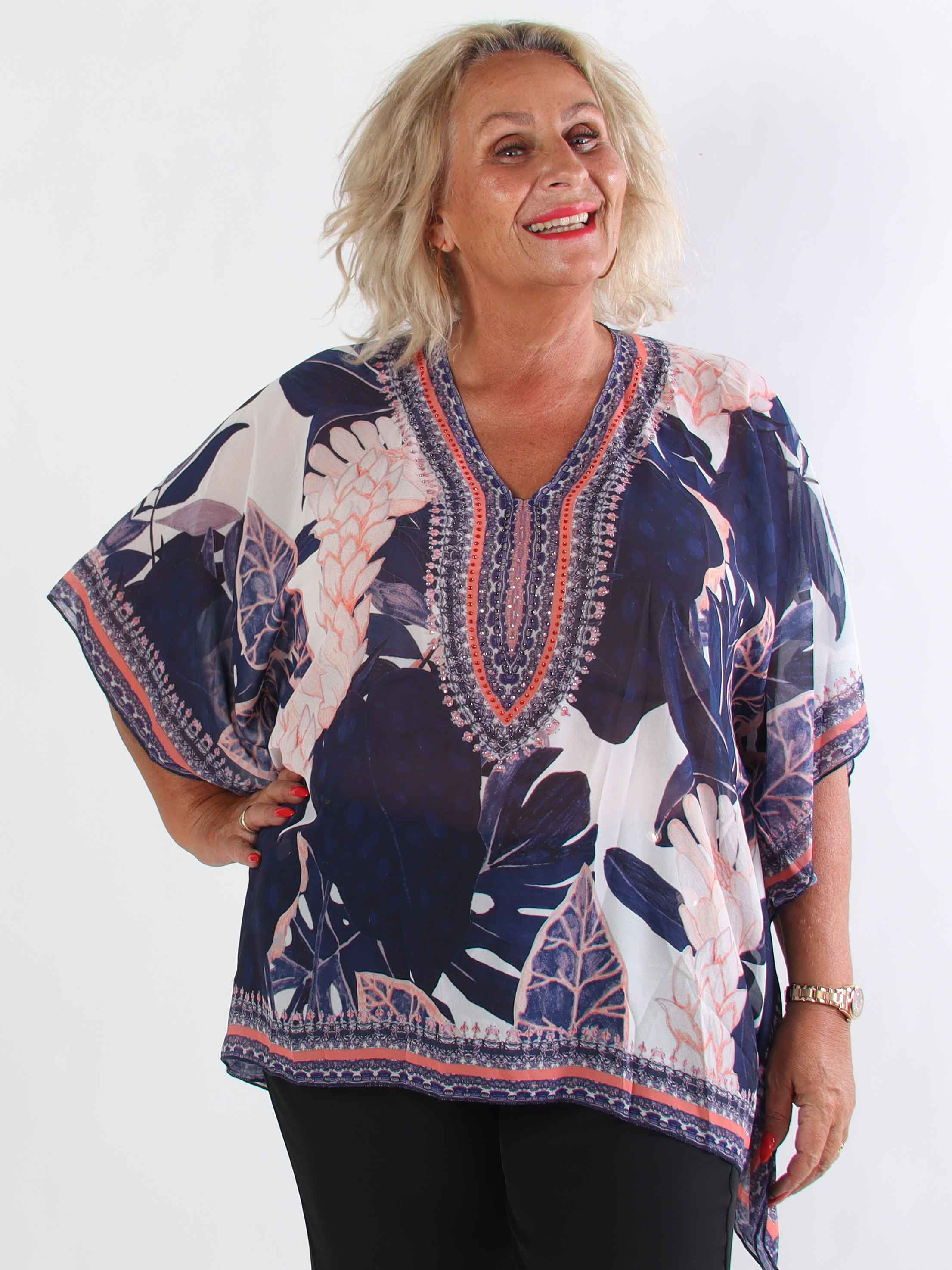 Harmonia - Mønstret plus size tunika i chiffon med similisten