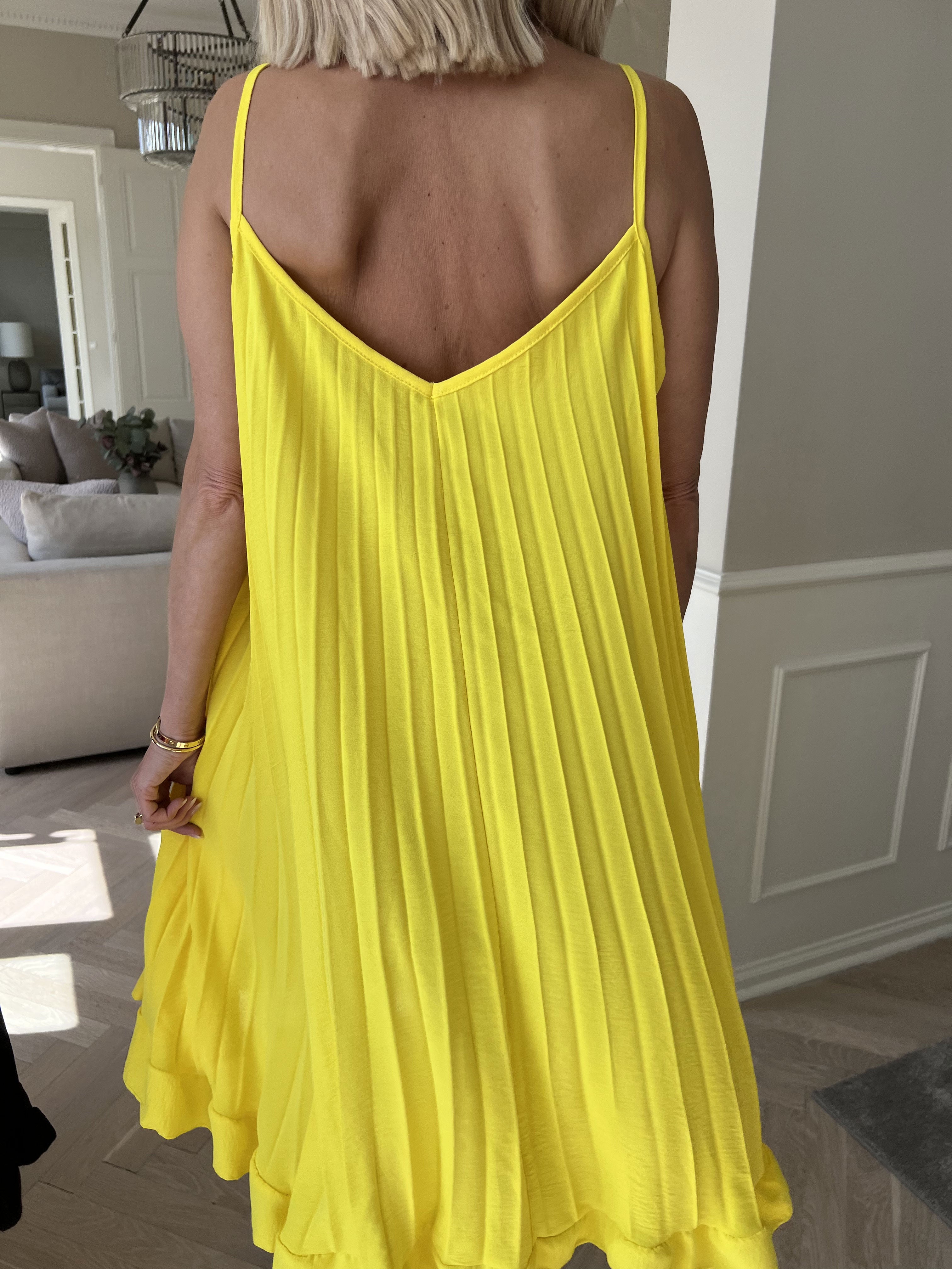 Harper - veckad viskos klänning med remmar i A-linje