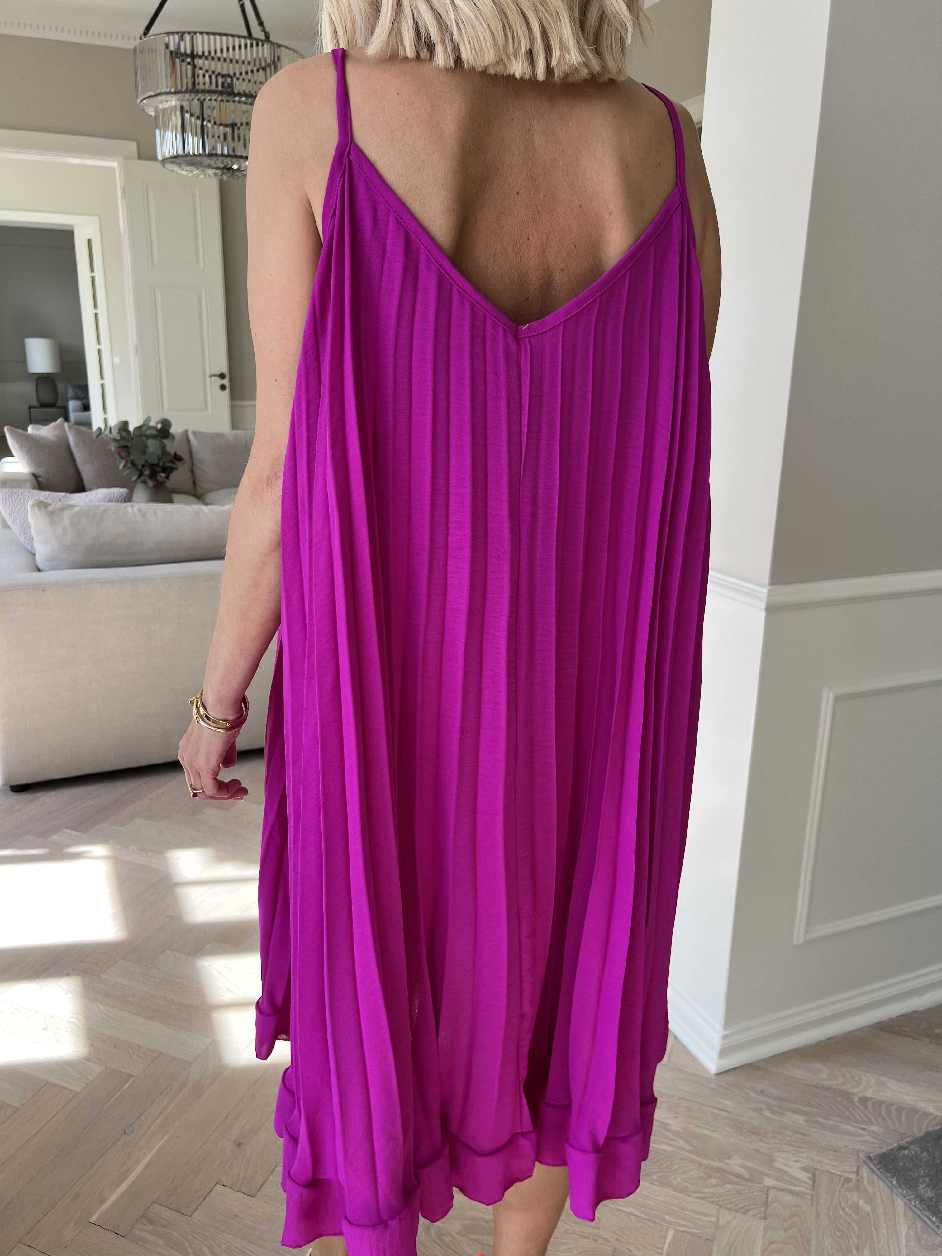 Harper - veckad viskos klänning med remmar i A-linje