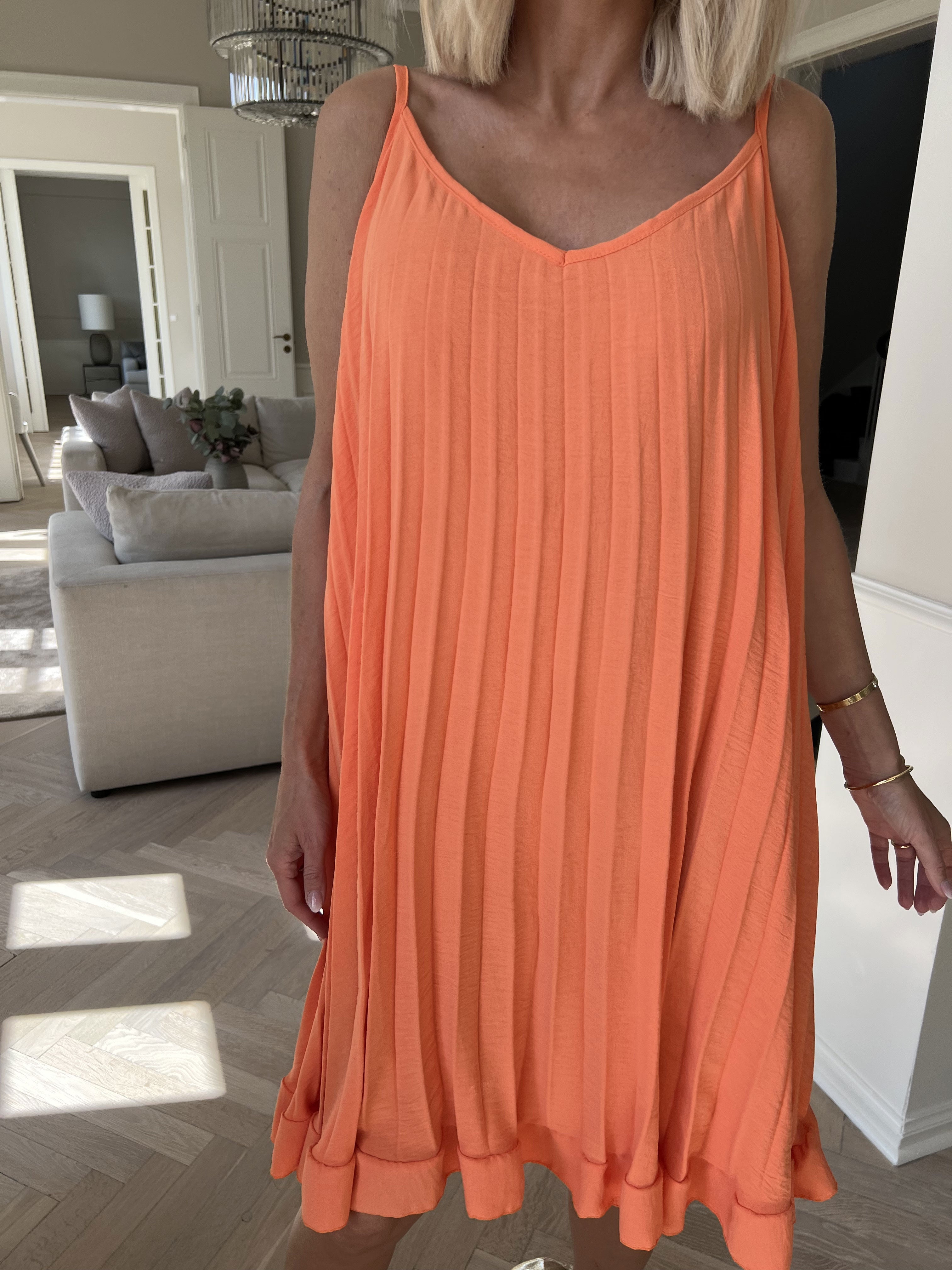 Harper - veckad viskos klänning med remmar i A-linje