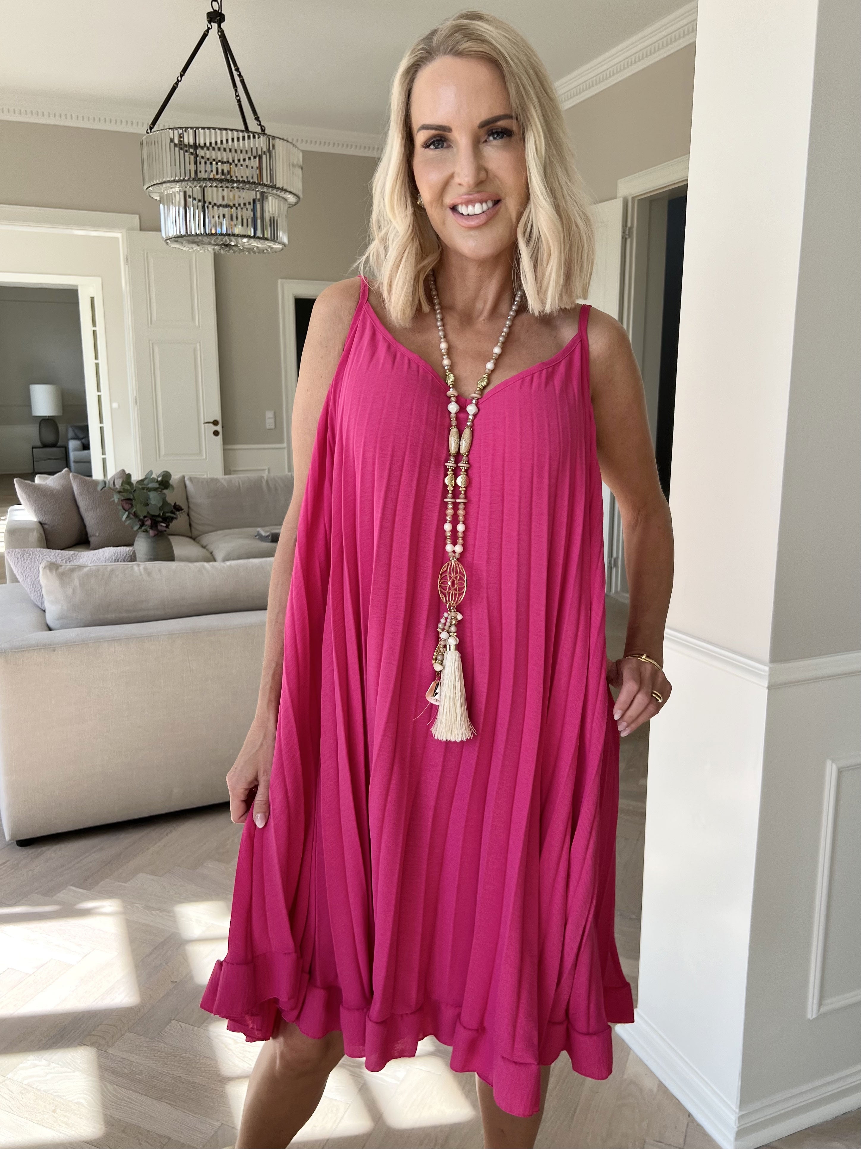 Harper - veckad viskos klänning med remmar i A-linje