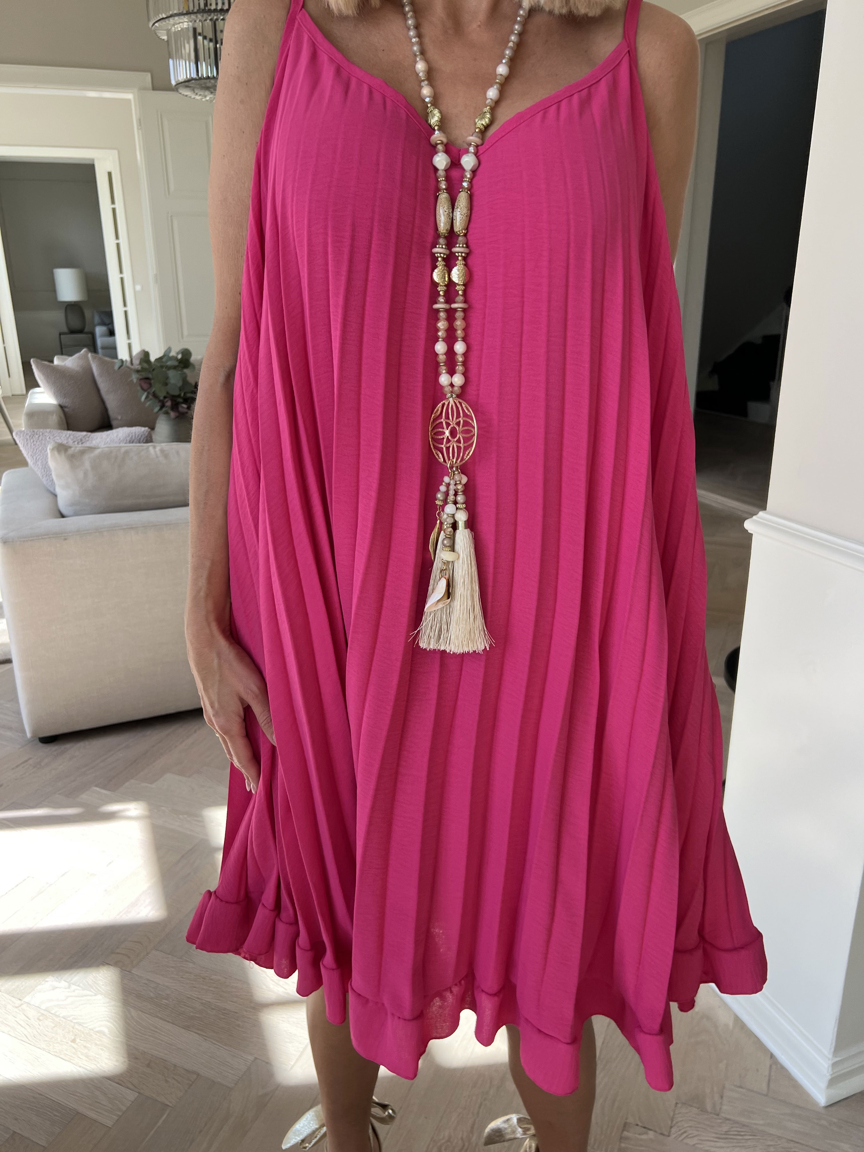 Harper - veckad viskos klänning med remmar i A-linje