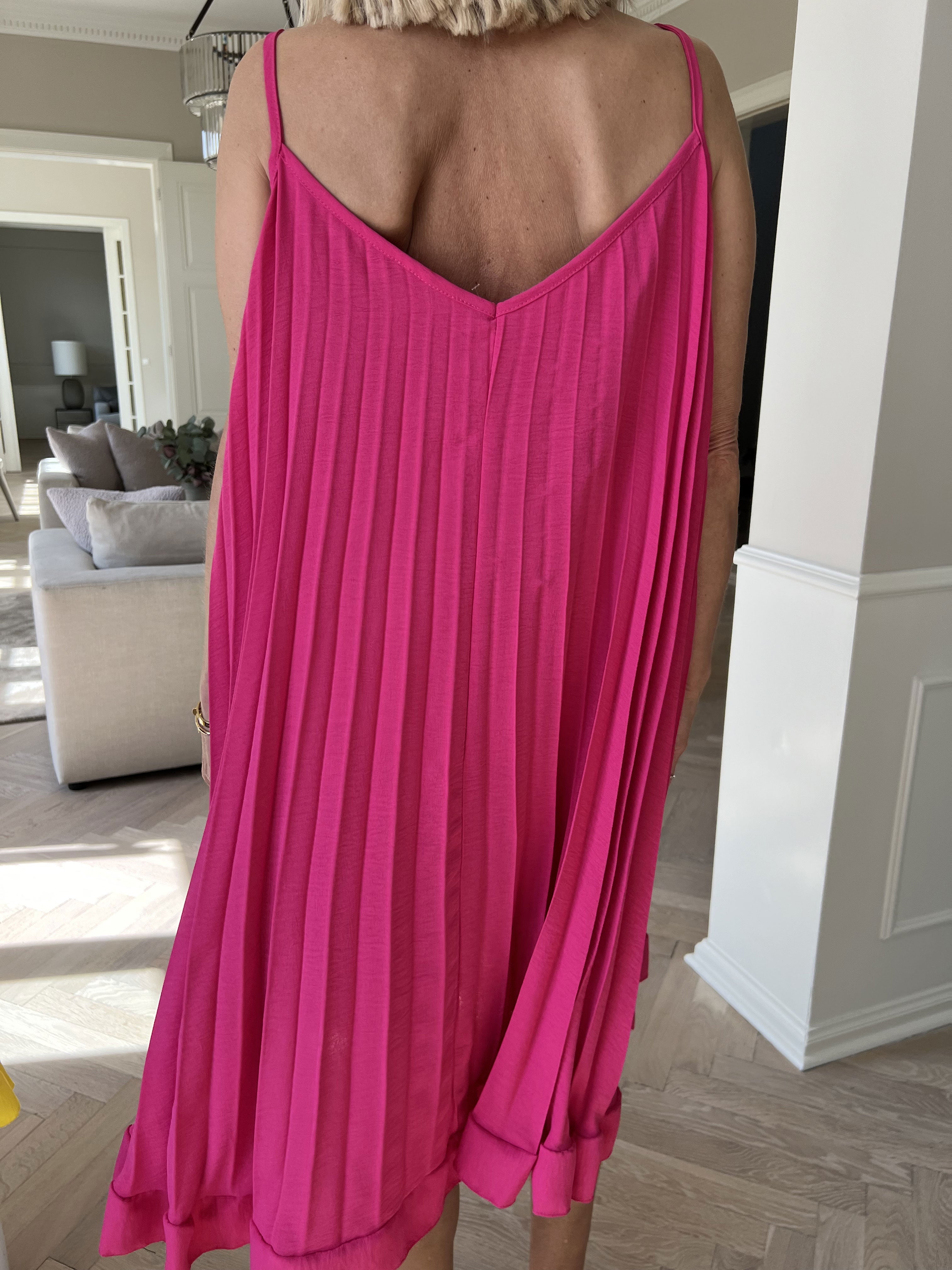 Harper - veckad viskos klänning med remmar i A-linje