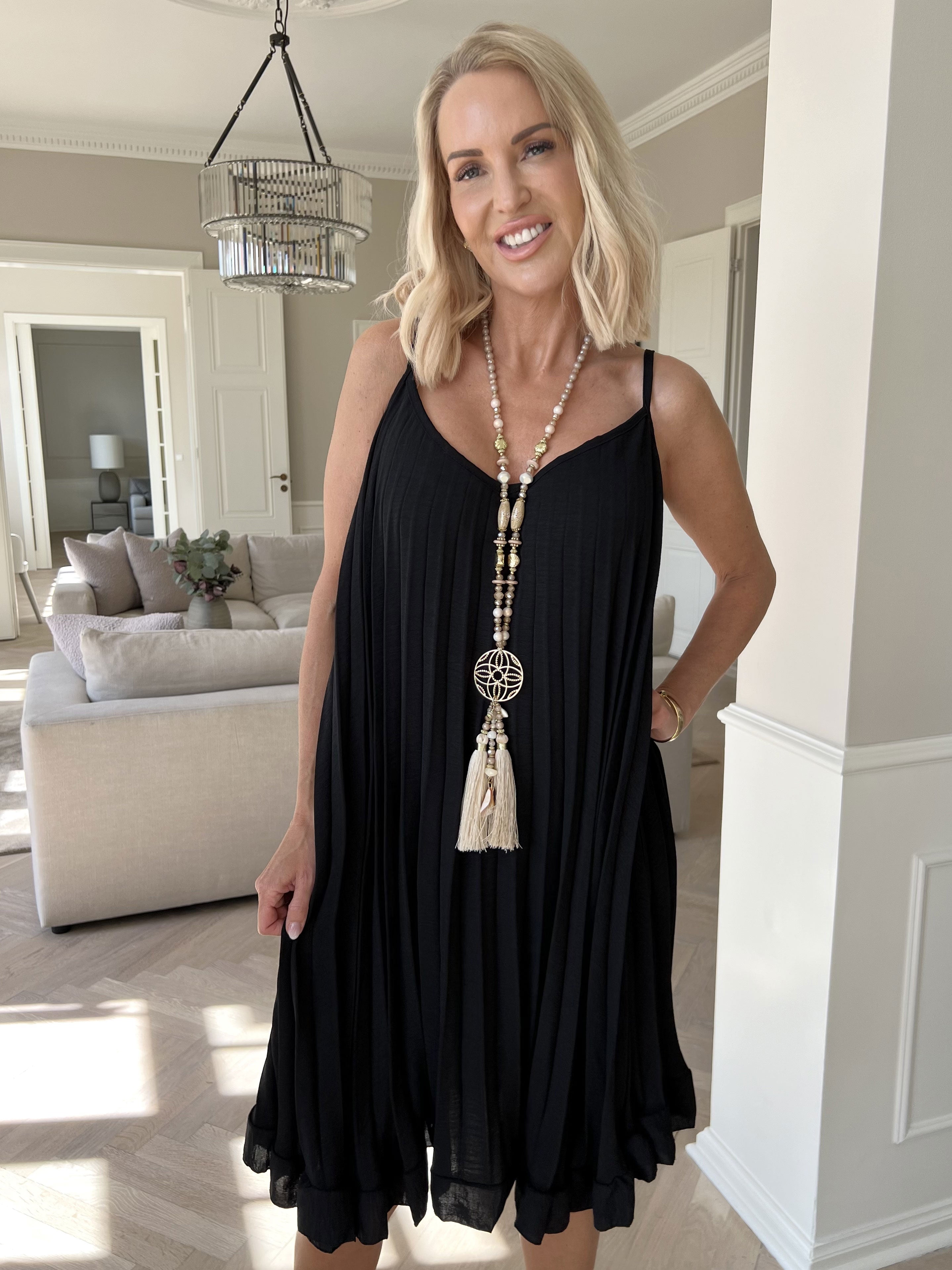 Harper - veckad viskos klänning med remmar i A-linje