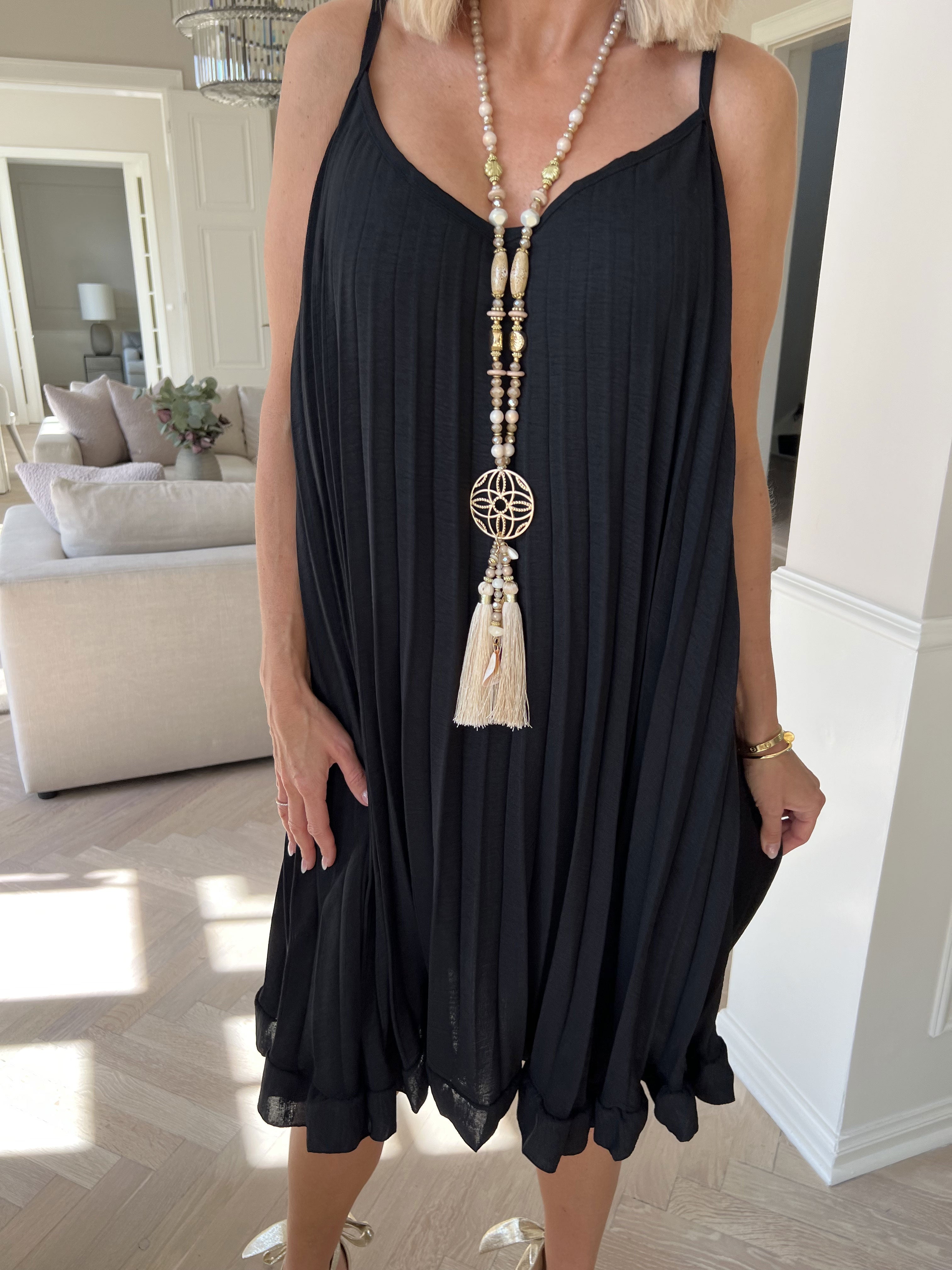 Harper - veckad viskos klänning med remmar i A-linje