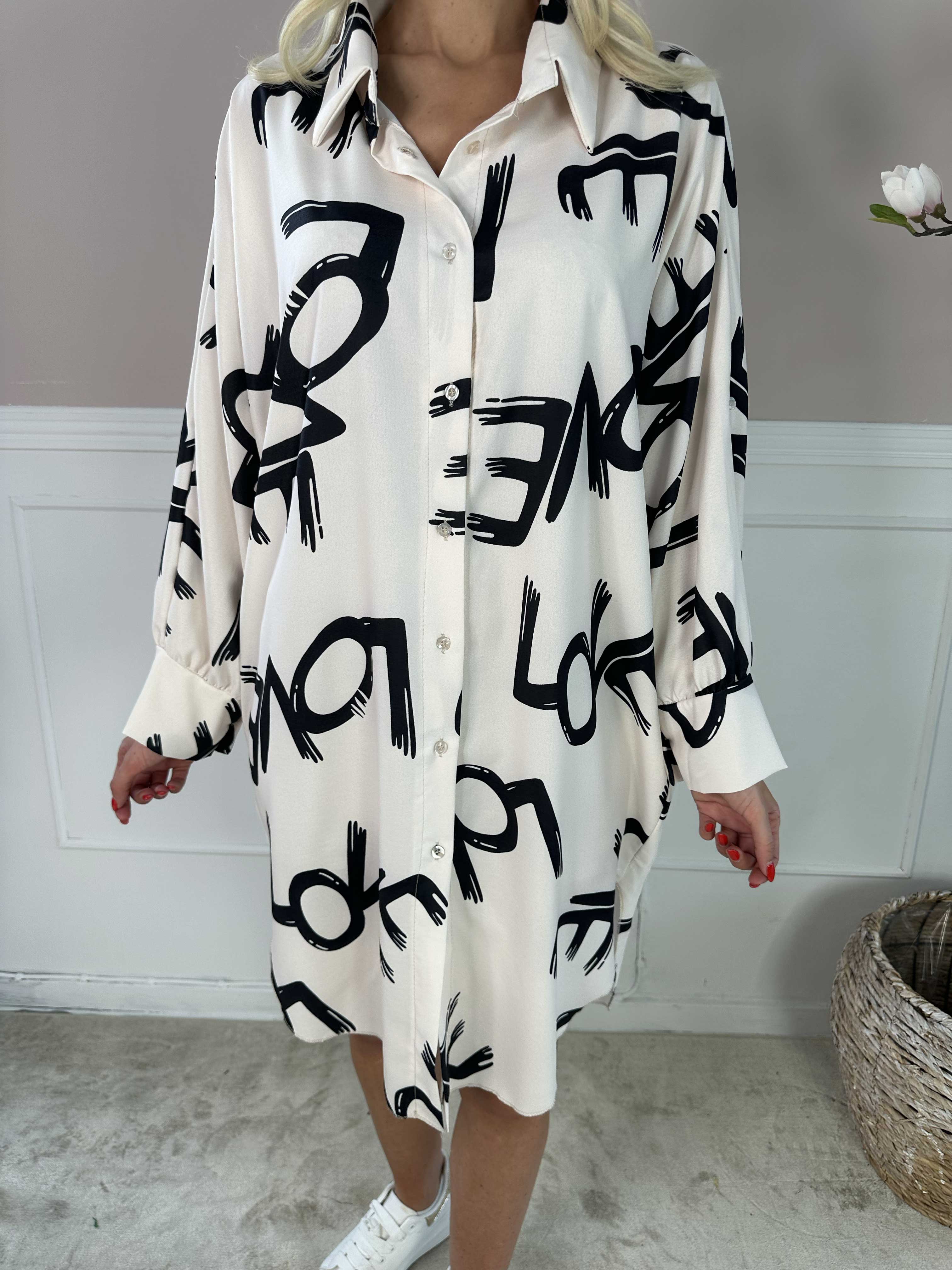 Havana - Skjortklänning med stående kärlek och fladdermusärmar